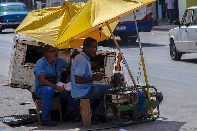 CGarcia_S's tweet photo. ETECSA #Camagüey  A diario nuestros técnicos se enfrentan a interrupciones que afectan el servicio. Aun así, siguen trabajando bajo las condiciones actuales para resolver cada avería y devolverle la normalidad a nuestros clientes.
#EtecsaConCuba https://t.co/decdvVkuqL