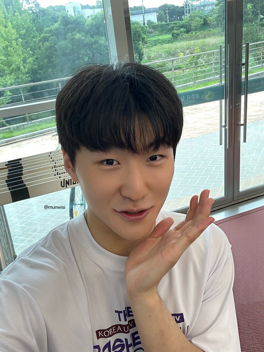 munwisi's tweet photo. 나 이날 머리 제일 귀여워함…. 뵤….

진짜 웃긴 포즈 같이많이했다… https://t.co/ilwRQZwzz3