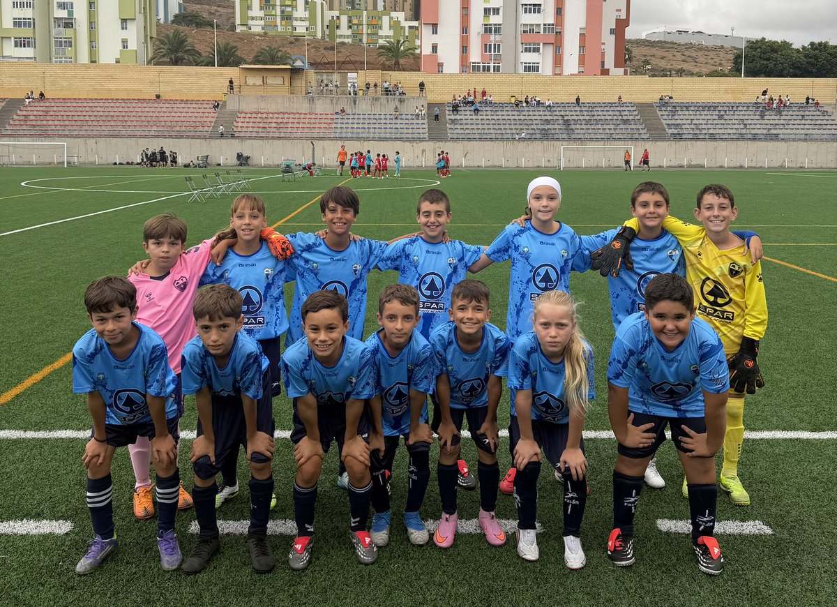 UDValsequillo's tweet photo. 𝐀𝐋𝐄𝐕Í𝐍 𝐁 // Un estreno lleno de ilusión 💙
Nuestro Alevín B comenzó la temporada con una actitud ejemplar y dejó muy buenas sensaciones sobre el campo.
¡A seguir trabajando y disfrutando juntos! 💪🏼
#vamosvalsequillo⚽️💙
#súbetealtren🚂 https://t.co/MLbLTQG6ql
