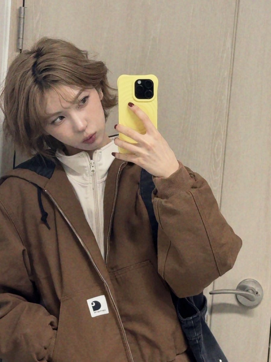 jinsolbaes's tweet photo. this pocket girl is pocket girling https://t.co/7ZCkpCoFSt