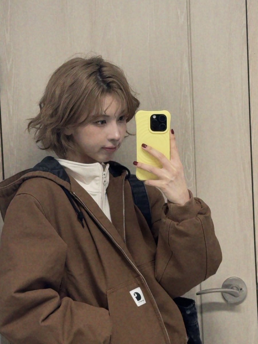 jinsolbaes's tweet photo. this pocket girl is pocket girling https://t.co/7ZCkpCoFSt
