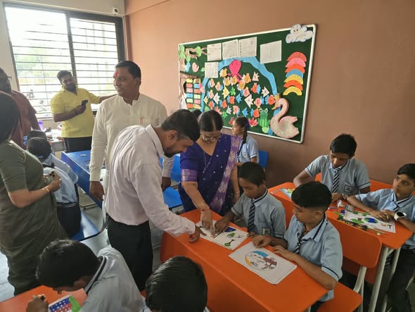 airnews_abad's tweet photo. #Gujarat #Daman
ભારતીય જનતા પાર્ટીના રાષ્ટ્રીય ઉપાધ્યક્ષ તથા દાદરા અને નગર હવેલી તથા દમણ-દીવ પ્રદેશના પ્રભારી વર્ષાબેન દોષીએ આજે દમણ જિલ્લાના કચીગામના આંગણવાડી કેન્દ્ર અને નવનિર્મિત શાળાની મુલાકાત લીધી
#AIRPics : પ્રદીપ ભાવસાર https://t.co/RTRDr6b2iK
