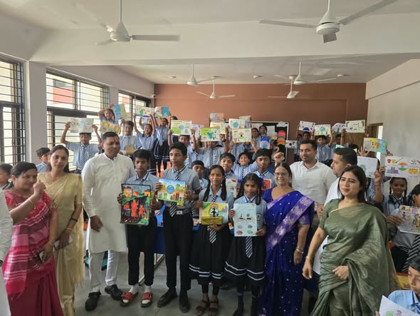 airnews_abad's tweet photo. #Gujarat #Daman
ભારતીય જનતા પાર્ટીના રાષ્ટ્રીય ઉપાધ્યક્ષ તથા દાદરા અને નગર હવેલી તથા દમણ-દીવ પ્રદેશના પ્રભારી વર્ષાબેન દોષીએ આજે દમણ જિલ્લાના કચીગામના આંગણવાડી કેન્દ્ર અને નવનિર્મિત શાળાની મુલાકાત લીધી
#AIRPics : પ્રદીપ ભાવસાર https://t.co/RTRDr6b2iK