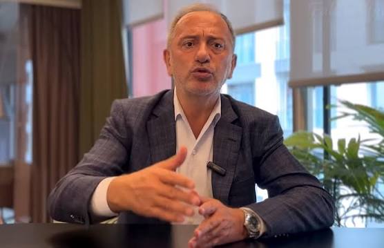 Tarafsiztvhaber's tweet photo. Fatih Altaylı:

"Bu konuda yeni bilgiler edindim.

Bu konuda Cumhurbaşkanı’na en önemli bilgileri, AK Parti’ye yakın ama bugüne kadar partiden tek kuruş menfaat sağlamamış, adını sanını kimsenin duymadığı genç bir iş insanı aktarmış. Hem de 'Bunlar hırsız' diyerek aktarmış. Aldığı bilgilere çok şaşıran Erdoğan’ın bakan yardımcısını hemen görevden aldırdığını ve Borsa’daki bu manipülasyonlara yönelik her türlü 'gereğinin' yapılmasını istediği söyleniyor.

Bugün işler, geçmişte bazı bakanlarla ilgili ortaya atılan yolsuzluk iddialarından farklı bir yönde ilerleyecek gibi görünüyor.

Çünkü orada halka dokunan bir şey yoktu.

Bir iş insanı ile bakanlar arasındaki alışveriş, yolsuzluk konusunda duyarlılık geliştirmeyen geniş kitleler için bir şey ifade etmiyordu.

Onların cebinden bir şey çıkmamıştı.

Bir iş insanı, işlerini kolaylaştırmak için birkaç bakana para vermişti, 'Bu para bizim cebimizden çıkmadı ya!' diye bakıyordu çoğunluk.

Bu yüzden de olayın kapatılması, örtbas edilmesi halkın önemli bir bölümünü çok da etkilemedi.

Ama bu kez durum farklı.

500 bin kişi parasını kaybetti. Aileleriyle birlikte bu durumdan etkilenenlerin sayısı 2-2,5 milyonu buldu.

2,5 milyon kişi 2 milyon oy demek.

O yüzden de Fatma Betül Sayan Kaya ifade verdi.

O yüzden Ticaret Bakanı Ömer Bolat kendisine yönelik suçlamalara anında geniş geniş yanıt verdi.

Ancak belli ki, iktidar partisinden daha epey bir isim, siyasetçi ya da bürokrat bu tatlı kazancın peşine düşmüş.

Kimi Fatma Betül Hanım gibi 'insider trading' yapmış, kimi ise sıradan vatandaş gibi parasını kaybetmiş.

Bakalım daha kimler ifade verecek, kimler hangi sorulara yanıt vermek zorunda kalacak.

Fona girmek suç değil, ama doğru zamanda girip doğru zamanda çıkacak bilgiyi almak suç.

Bu suçun ortaklarının ne kadarının ortaya çıkacağını göreceğiz."