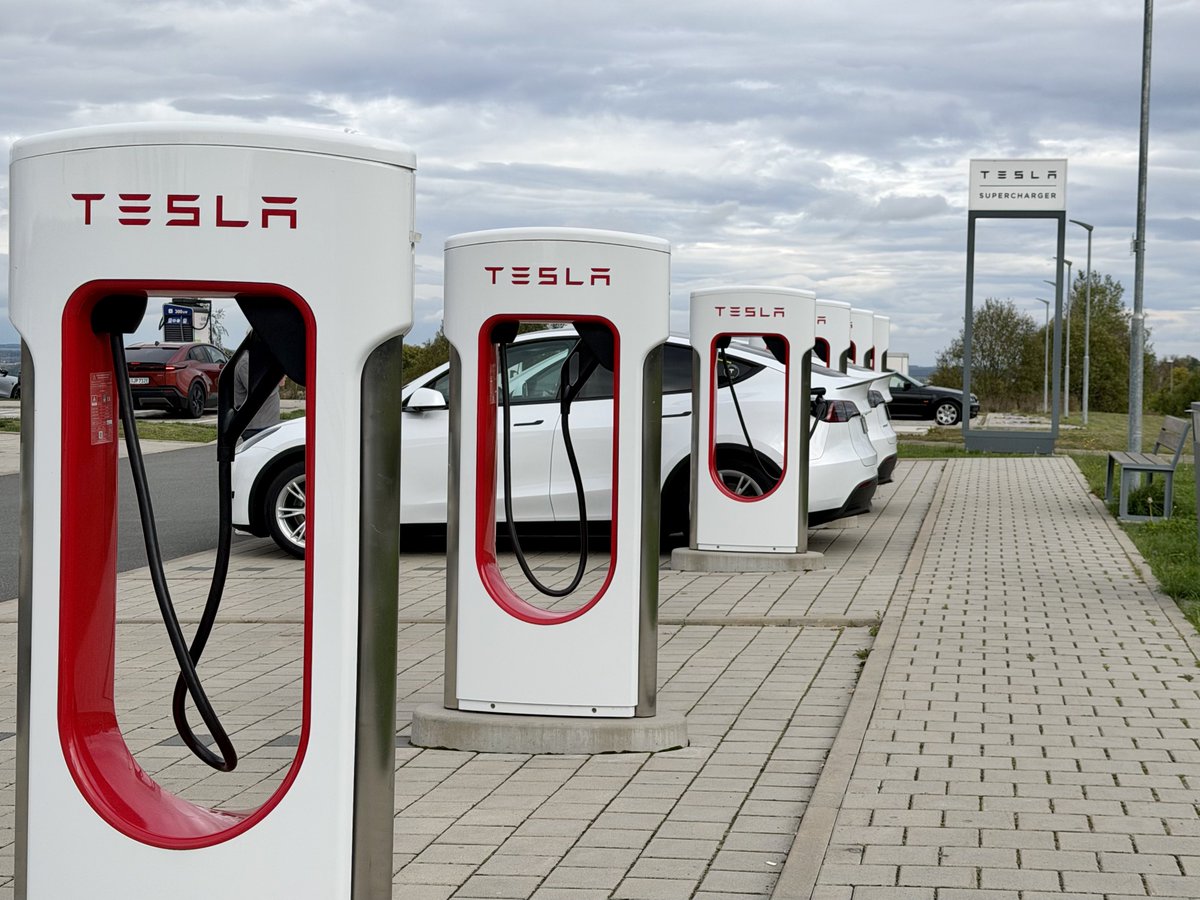 p1rate_chris's tweet photo. First time seeing an ah-hoc payment post at a V3 Tesla Supercharger (location Schleiz).

Great way to make charging a little bit easier for non-Tesla drivers. 

Great work @TeslaCharging! https://t.co/5E7FPffRB7