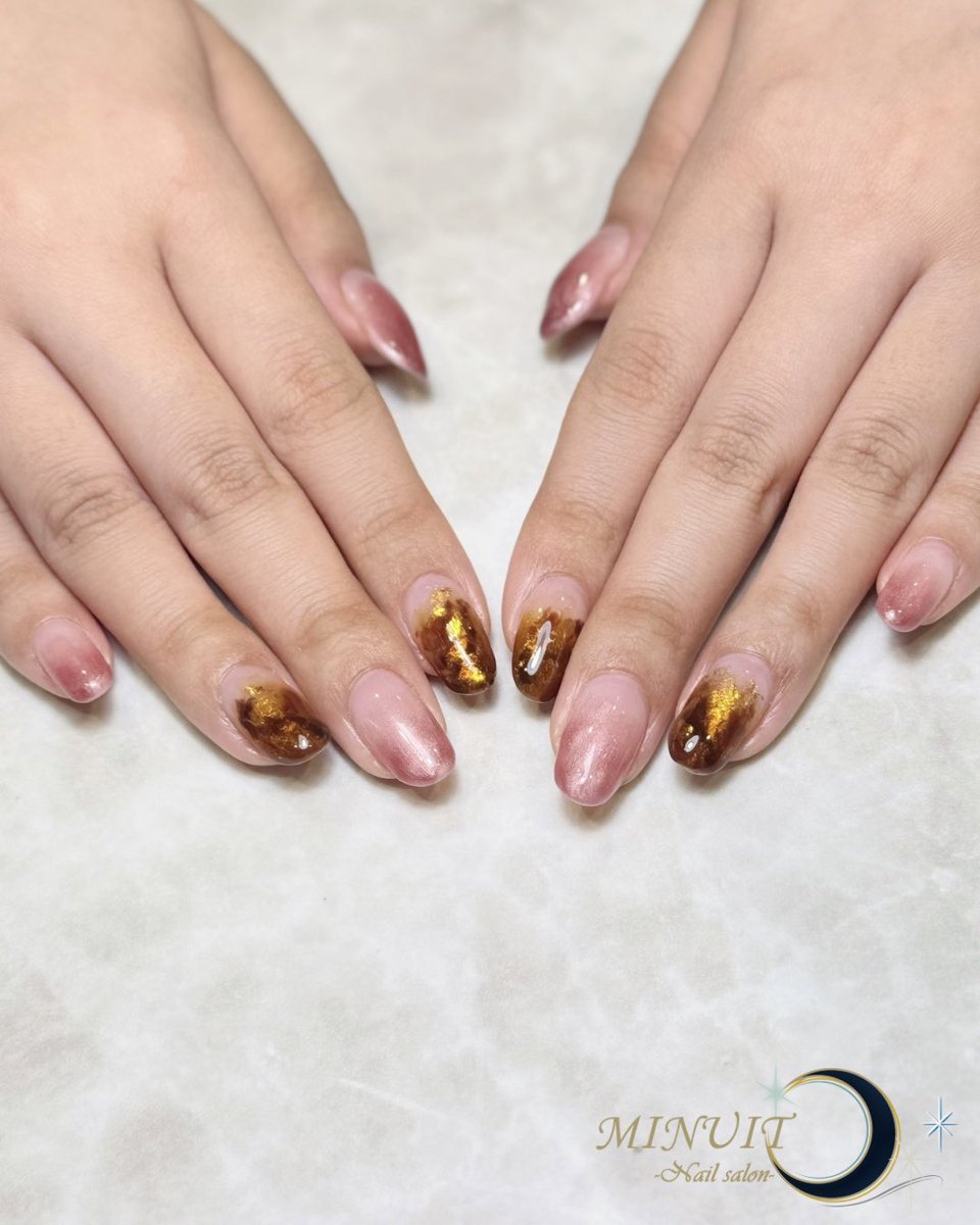 NailM87456's tweet photo. 肌なじみのいいピンクベースに、
秋らしいべっ甲アートをアクセントに。
ブラウン×ゴールドのべっ甲が大人っぽく、
上品な秋ネイルに仕上がりました🍂
デザインの相談はお気軽に✨
⁡
#大人上品ネイル #べっ甲ネイル
#秋ネイル #中崎町ネイルサロン
#MINUIT https://t.co/4tqjK2GeSj
