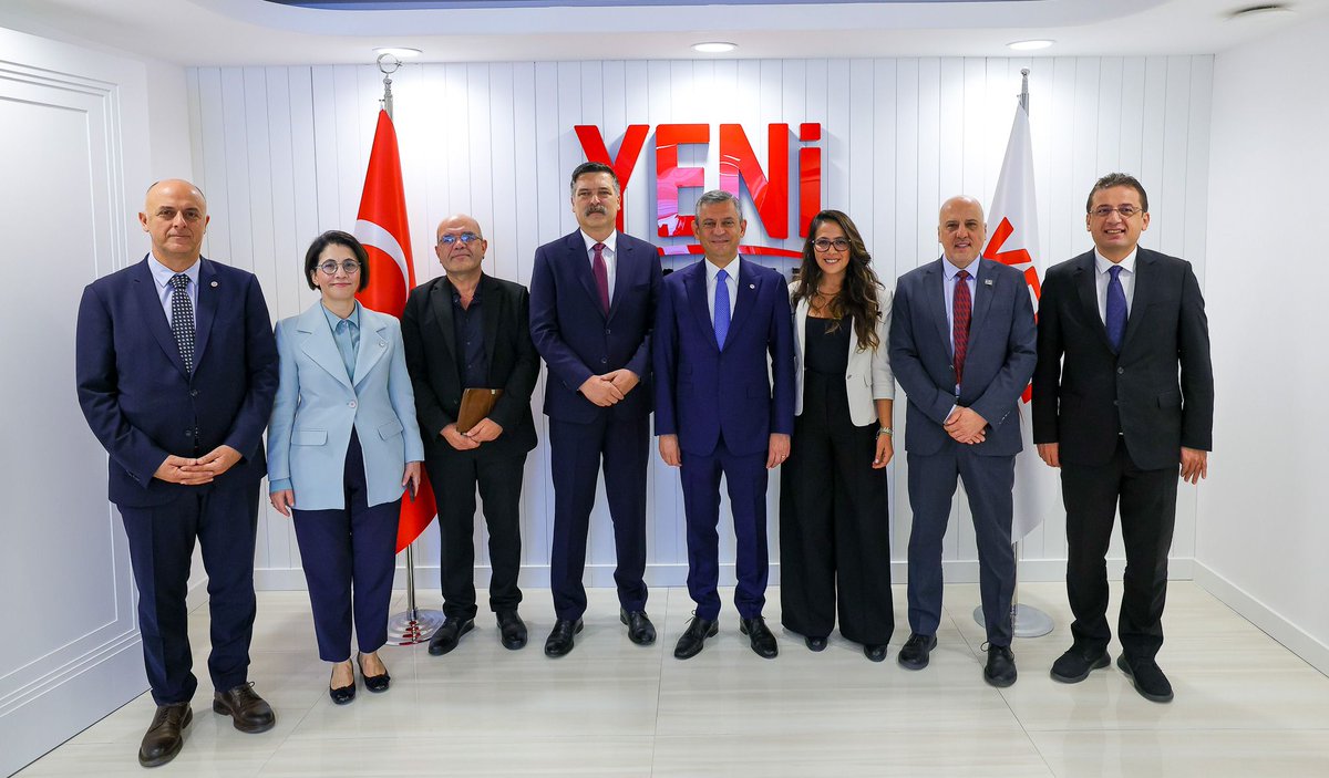 tipgenelmerkez's tweet photo. Genel Başkanımız Erkan Baş ile beraberindeki Parti Sözcümüz Sera Kadıgil, İstanbul Mv. Ahmet Şık ve PM üyemiz Nazır Kapusuz'dan oluşan heyet, Yeni Parti Genel Başkanı Özgür Özel'i ziyaret etti. Yeni Parti'nin kuruluşunu tebrik eden Genel Başkanımız Erkan Baş, toplantının ardından Sn. Özgür Özel ile ortak basın toplantısı düzenledi.

Ziyaretimizdeki misafirperverliklerinden ötürü Yeni Parti heyetine teşekkür ediyor, çalışmalarında başarılar diliyoruz. Saray'ın kuşatma ve saldırılarına karşı dayanışmamızı sürdüreceğiz.