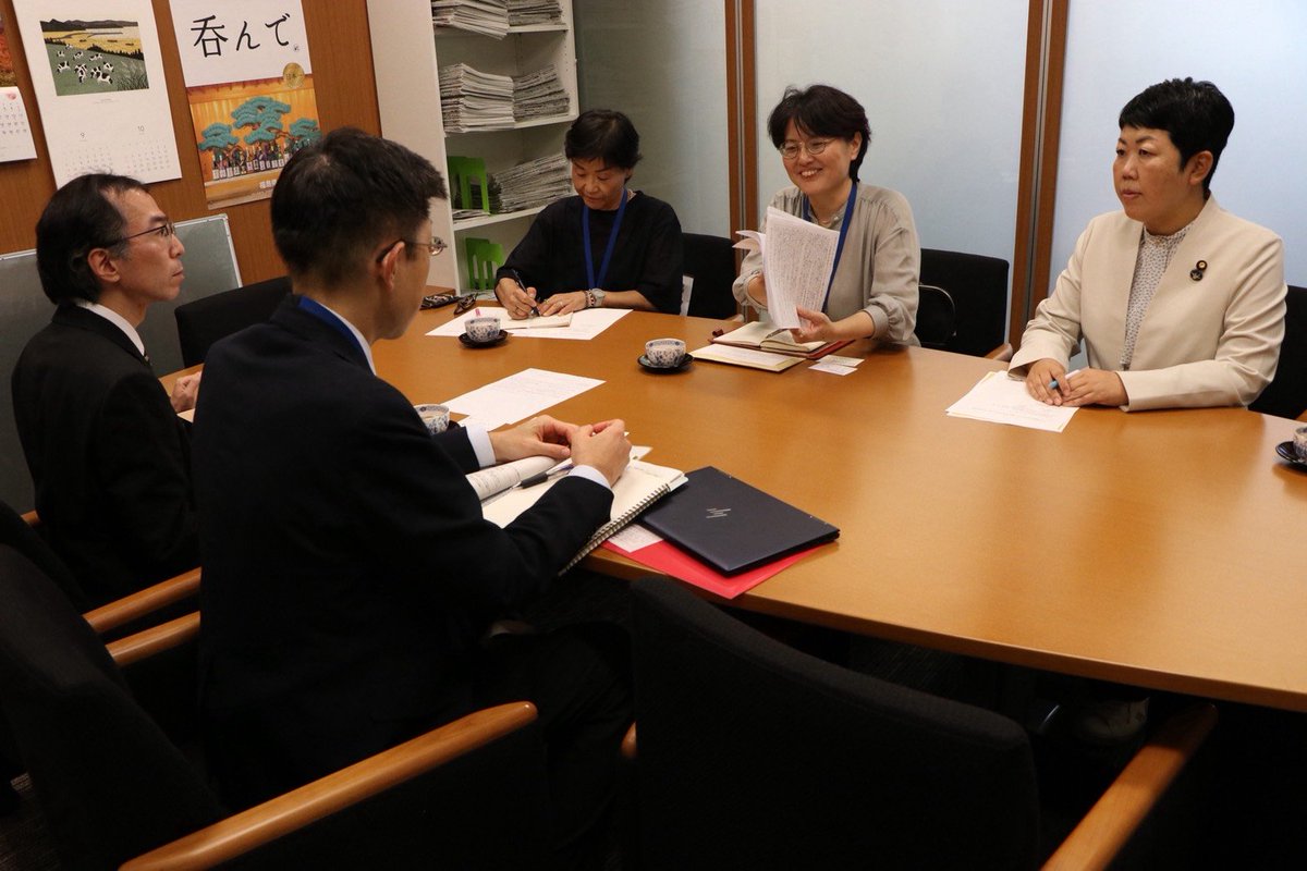 njwa_nakama's tweet photo. 病害虫侵入、残留農薬、リスクだらけの #生じゃがいも 輸入解禁はやめて🥔。国産でまかなえているのに、なぜ輸入？日本共産党の岩渕友参議院議員に同席いただき、各地の会員からよせられた｢私のひとこと｣105人分を農水省に提出。この声を背に、アメリカとの協議のぞんでくださいね。 https://t.co/KWiZrKV2iE