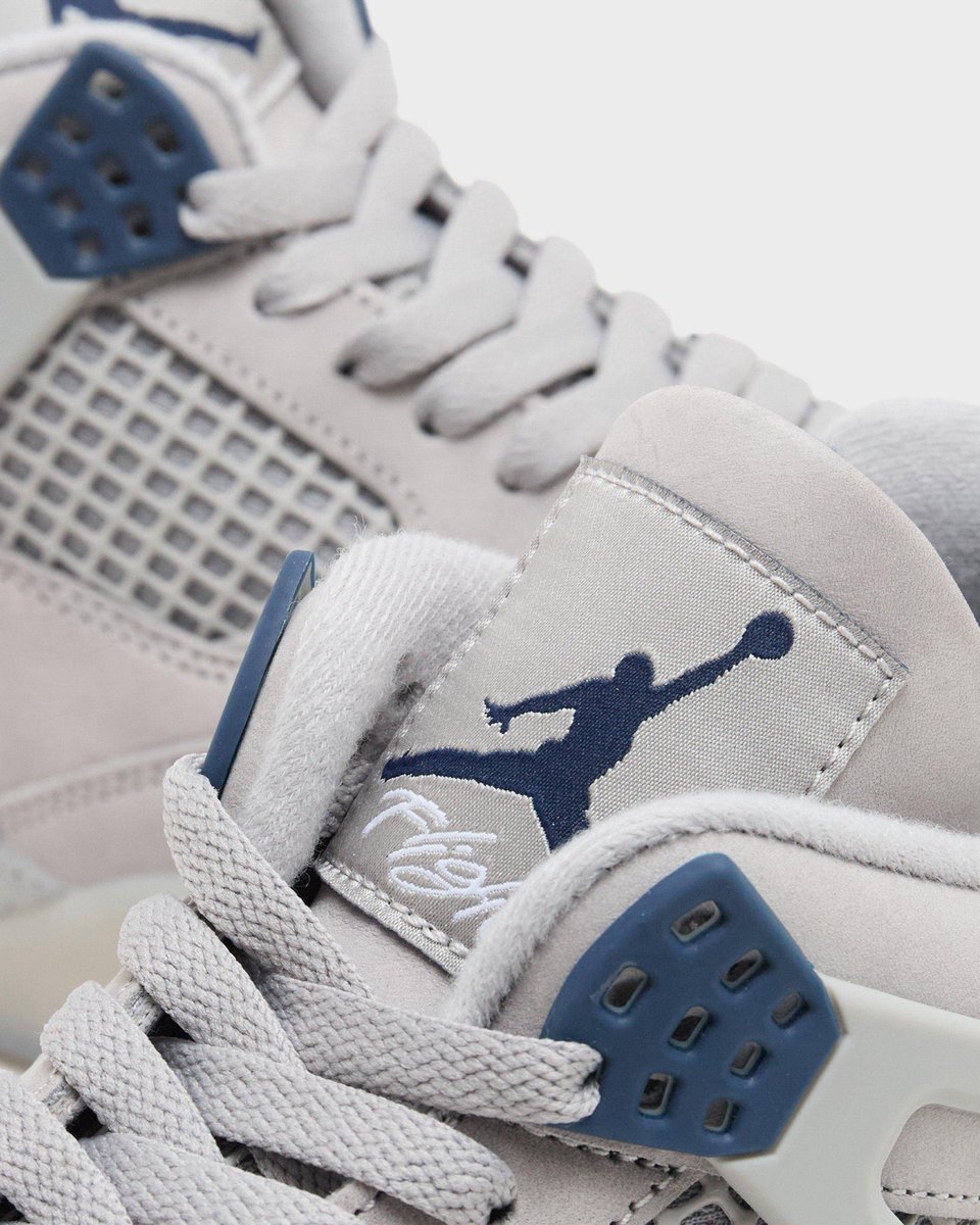 Ovrnundr's tweet photo. FIRST LOOK: Air Jordan 4 “Georgetown” 🌪️ 

• $220
• Family sizing
• February 27th (2027) https://t.co/J3qRu2bakN