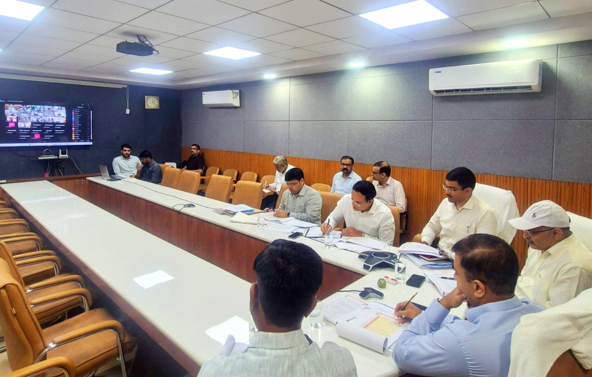 CommissionerAgr's tweet photo. उत्तर प्रदेश विधान परिषद द्विवार्षिक निर्वाचन-2026 के अंतर्गत आगरा खण्ड शिक्षक/स्नातक, सकुशल संपन्न कराये जाने हेतु मंडलायुक्त/रिटर्निंग ऑफिसर एवं चुनाव आयोग द्वारा नामित प्रेक्षक द्वय की अध्यक्षता में समीक्षा बैठक सम्पन्न. https://t.co/YsDbIO6SIw