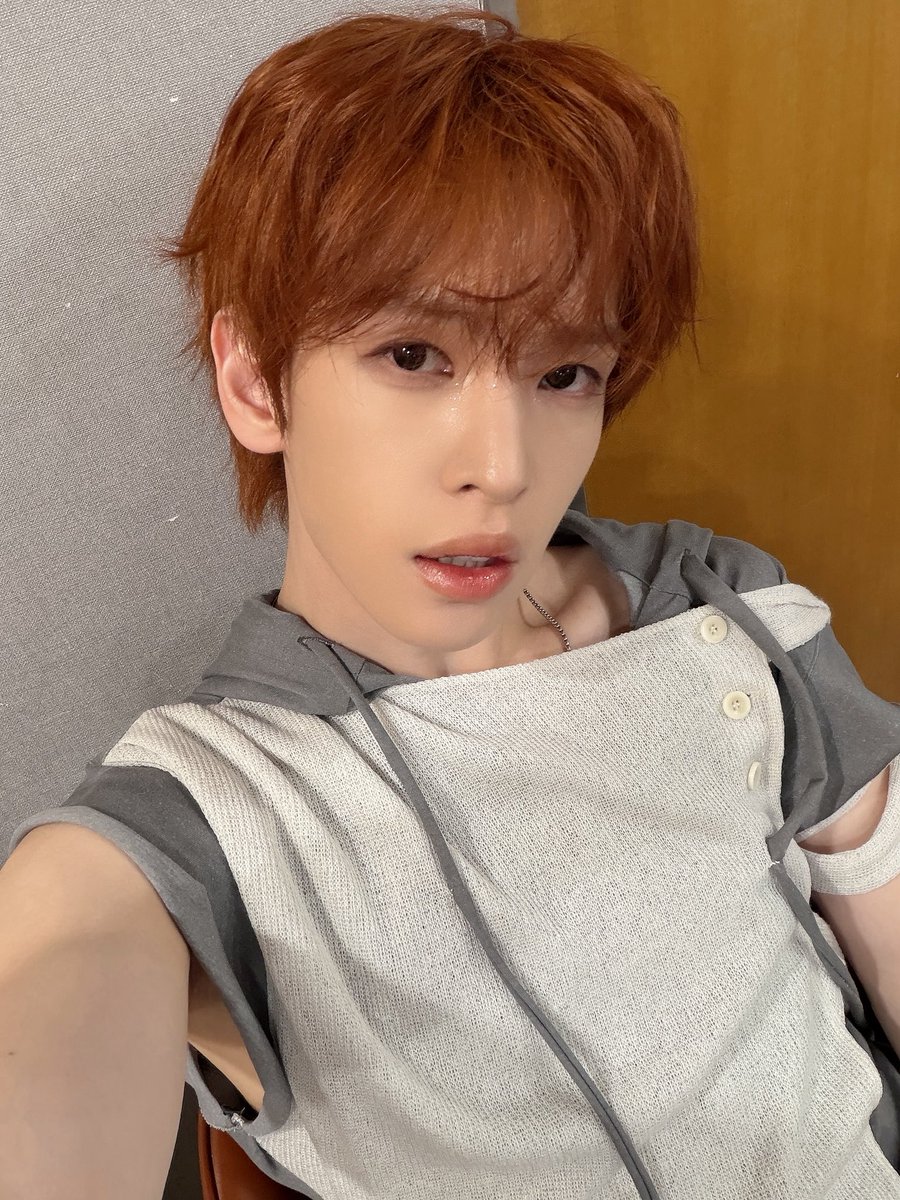 CRAVITY_twt's tweet photo. Glitter on my eyes~ ✨
거듭된 숨결 따라~~ 🎶
#앨런 https://t.co/iPk9ANEHq5