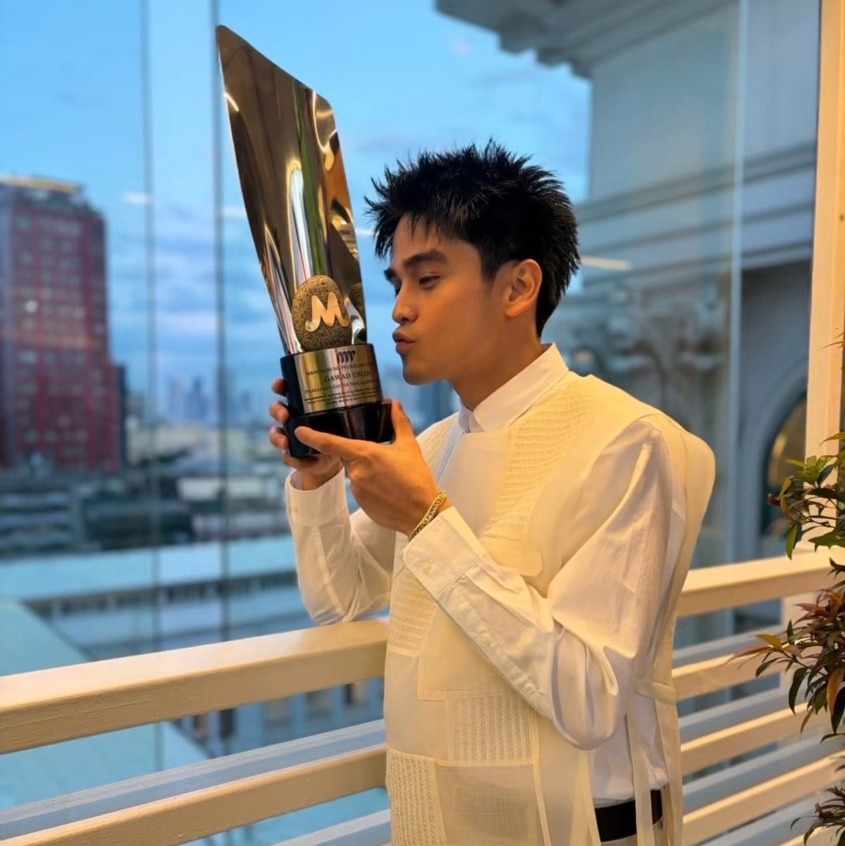 PopPlanet_'s tweet photo. Will Ashley (@willashley05) Takes the ‘Best Supporting Actor’ Award at the 49th Gawad Urian Awards. https://t.co/Xhdgn1E65Y