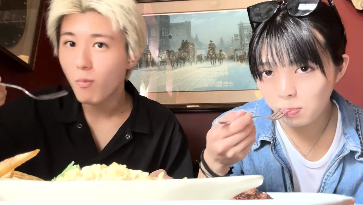 imo_taru's tweet photo. もぐもぐタイムのお二人さんぷりちぃ💖️すぎてスクショがとまりません。てかこの動画一生スクショしてて全然見終わらない https://t.co/56EWLbsE2Y