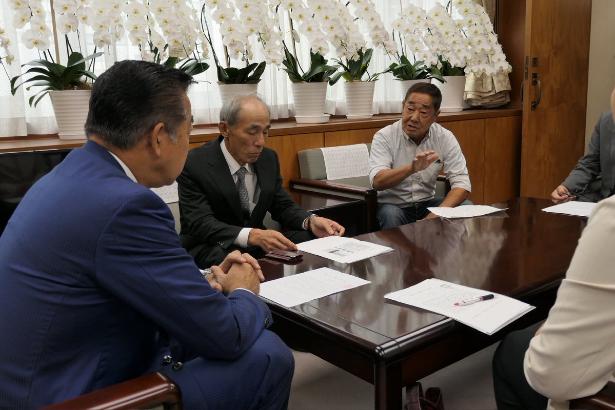 nouminren_head's tweet photo. 生産者の髙橋さんは、種イモは厳格に管理され、農家は高値で仕入れている。輸入生ジャガが一般流通すれば病害虫被害でこれまでの努力が一瞬で壊れる。日本で自給できている農産物を輸入するのは日本農業を壊すことだ。農家を減らさないことが、国民の生活と健康を守る農水省の仕事です。と訴えました。 https://t.co/qhrA1D1Gz6