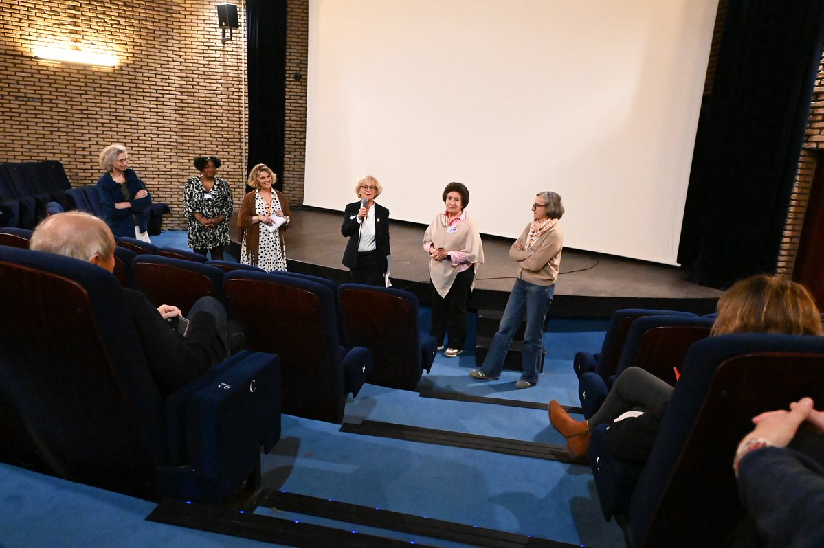 VilleSaintCloud's tweet photo. (...)À l’issue de la projection, vous avez pu profiter d'un temps d’échange proposé autour d’un verre, en présence de représentants d’associations, d’élus engagés sur la question de l’aide aux aidants et de proches aidants.
#retourenimages #journéenationaledesaidants #saintcloud https://t.co/fBYFyRHWsX