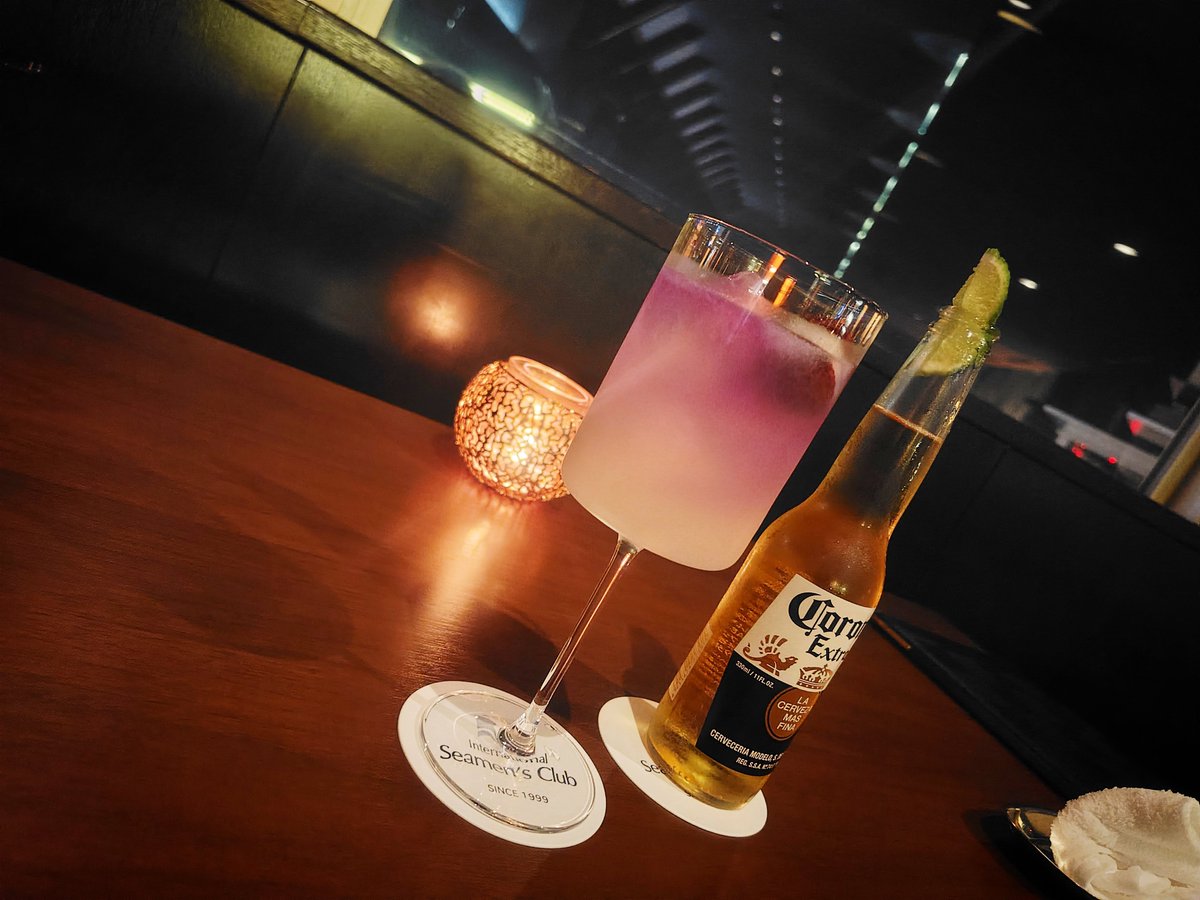 minaduki0204's tweet photo. 旅先でオシャレバーに行った写真🍹
みーちゃんの仮初めの姿はもういいレベルなのでこういう経験もまた良きかな♡
(メニュー見て目玉が飛び出た) https://t.co/OrWyfFlmBB
