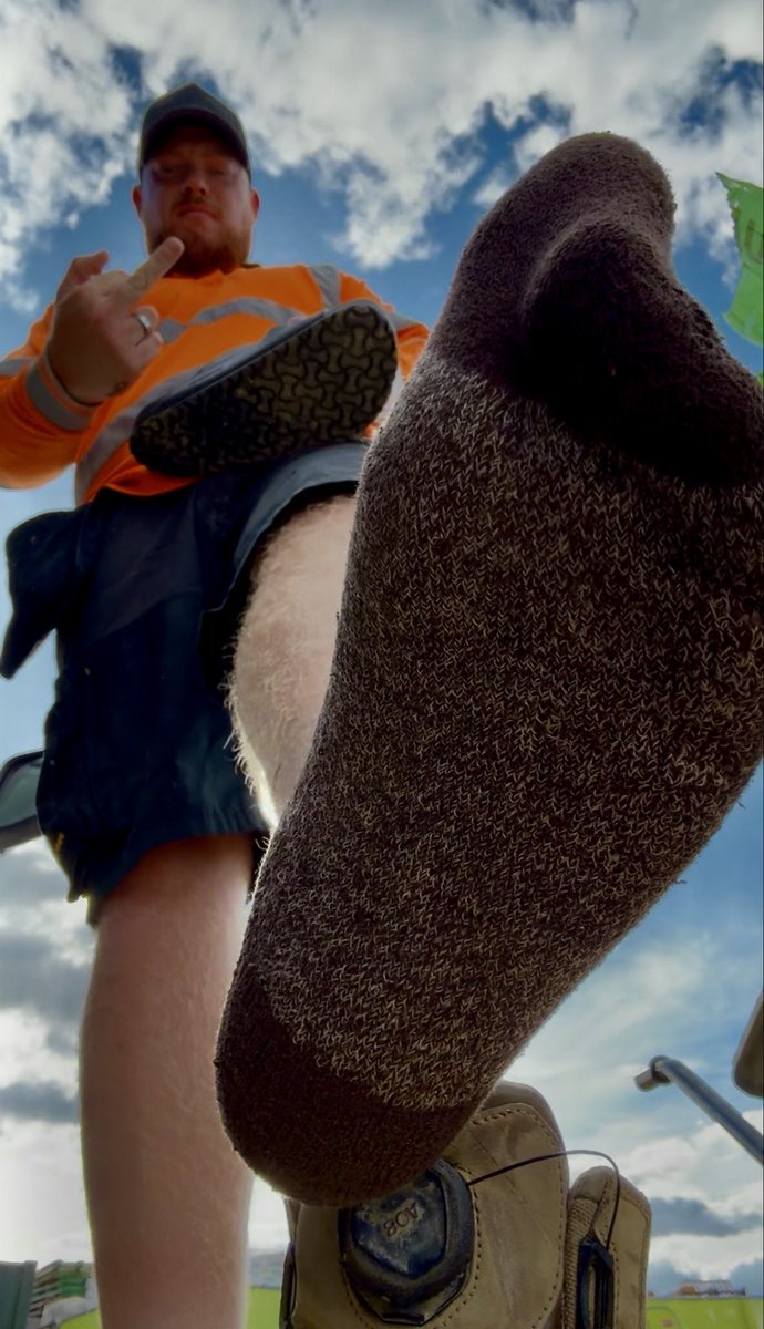 BritishDomHub's tweet photo. 🇬🇧@MasterHarryx1 🇬🇧

@MasterHarryx1 is the definition of a “British Tradie” 

🧦 Masculine
🧦 Strong 
🧦 sweaty 
🧦 Ruthless 

@MasterHarryx1, we love you 👑 https://t.co/NdC81LwEFq