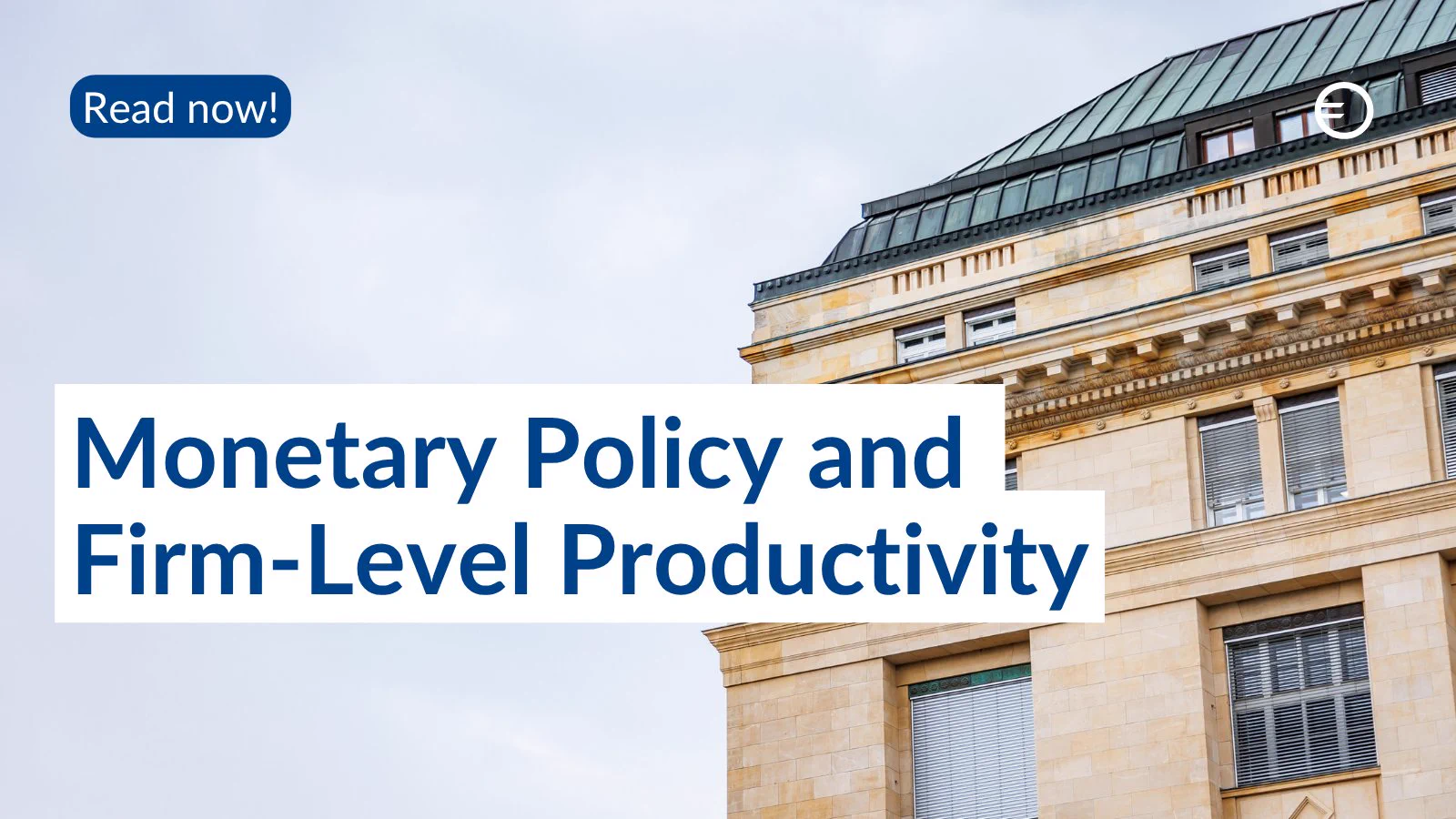 Ein historisches Gebäude mit großen Fenstern, überlagert mit dem Text „Monetary Policy and Firm-Level Productivity“ und einer Aufforderung zum Lesen.