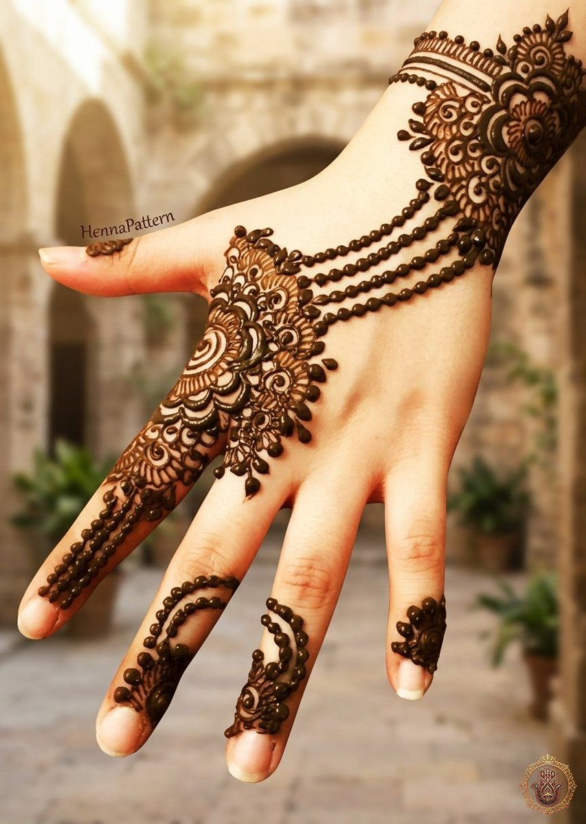 HennaPattern's tweet photo. Stylish Back Hand Styles

Save this idea for later 💖
Find fresh mehndi inspiration daily 💕

#hennapattern #indianmehndi https://t.co/RAjwRZ16tG