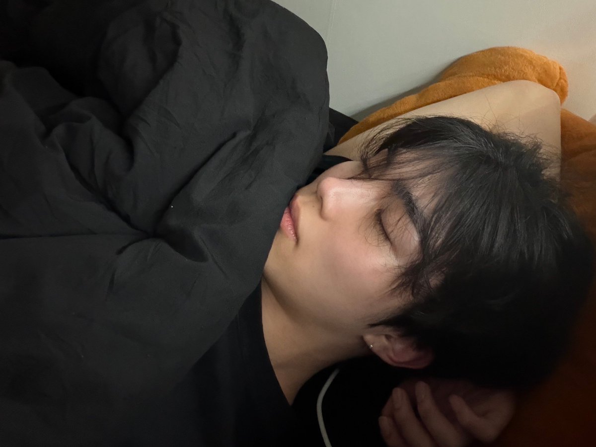 pgwchats's tweet photo. 261008 🧸📷💬 [9:01pm kst]

- *5 pics*
- bed selca
- i'll give you
- each version https://t.co/b3FpncRrwV