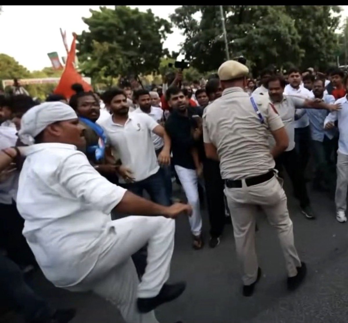 jaibharat2909's tweet photo. @AkshayPratap94 Arrest this man in white shirt and trouser !!!! @DelhiPolice - please do at the earliest https://t.co/0vMepXR47f