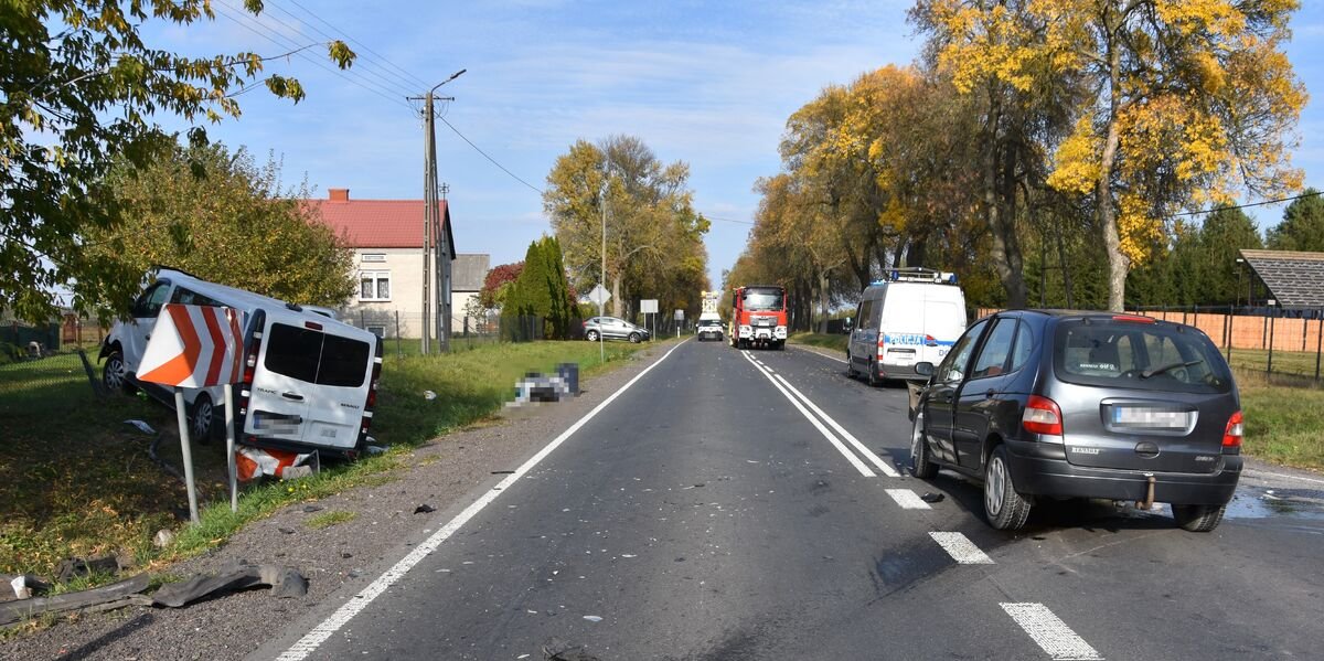 KPPRadzynPodl's tweet photo. 🚨 Wypadek drogowy w Białce na DK-1️⃣9️⃣
Ze wstępnych ustaleń wynika, że 4️⃣3️⃣-letni kierujący Renault Trafic🚙 z nieustalonych dotąd przyczyn zjechał na przeciwległy pas ruchu i czołowo zderzył się z kierującym Renault Scenic.🚘 

3️⃣osoby z obrażeniami ciała trafiły do szpitala.🏥 https://t.co/3DaZtiqAB8