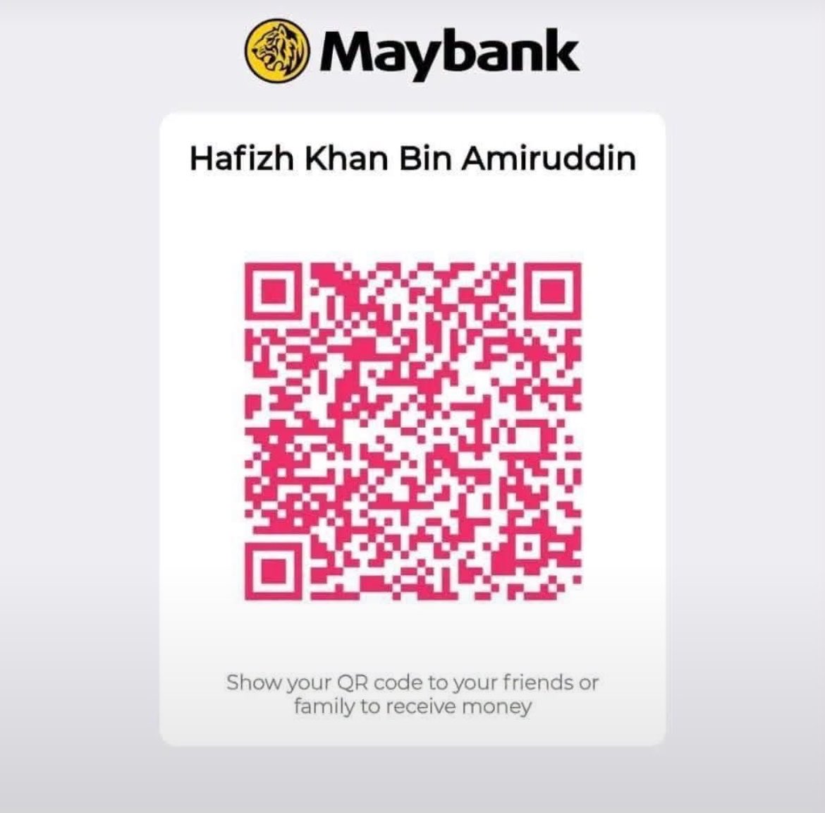 localrkyt's tweet photo. Innalillahi Wainna Ilaihi Rooji'un. Minta tolong repost gaiss.. 

Semalam pukul 11 malam. Aku baring, scroll telefon. Entah macam mana jari aku tekan Shopee Live.

Scroll. Berhenti dekat satu live.

View: 2 orang.

Seorang abang jual muruku. Meja lipat. Lampu malap. Nama dia Apis.

Aku masuk. Bukan nak beli. Saja nak temankan orang live sorang-sorang.

Aku tanya, “Abang selalu live ke?”

“Setiap malam lepas Isyak.”

Aku tanya lagi, “Kenapa rajin sangat?” Dan dekat situ, aku menyesal tanya.

Dia cerita pasal hidup. Dia asnaf. Tunjuk surat jabatan agama. Dia jaga ibu sakit. Isteri jaga ayah dementia. Maksudnya dua-dua tak boleh kerja normal.

Anak? Tiga anak perempuan.
Ikut berniaga. Tak rasa sekolah macam anak kita.

Simpanan habis. Hidup mereka sekarang hari ni cari, hari ni makan.

Berniaga kaki lima. Kadang depan Pertama Kompleks. Kadang area SOGO.

Muruku.Serunding. Kurma. Semua bawah RM10.

Bila dia tunduk sikit, aku nampak air mata jatuh.Dia cepat lap. Tapi aku dah nampak.

Aku terus tekan beli 5 muruku.
Bunyi ting masuk. Muka dia berubah. Senyum.

Senyum orang yang baru dapat nafas. Tapi yang buat aku betul-betul diam bukan kisah susah dia. Aku tunduk pada isteri dia. 

Zaman sekarang senang cari pasangan masa senang. Masa susah ramai angkat kaki.

Tapi perempuan ni duduk tepi jalan, teman suami berniaga, jaga ayah hilang ingatan, besarkan tiga anak kecil.

Dan lelaki ni? Bukan semua lelaki sanggup kecilkan hidup dia demi tanggungjawab.

Nabi ﷺ kata, sebaik-baik lelaki
adalah yang paling baik pada keluarganya.

Malam tu aku sedar, dia bukan jual muruku. Dia tengah buat ibadah. Kalau hari ni kau rasa kau dah usaha gila-gila tapi hasil tak seberapa 

Ingat ni. Kat luar sana ada keluarga yang bentang meja setiap hari. Tak ada gaji. Tak ada cuti. Tak ada siapa puji.

Kalau kita penat sebab kerja, diorang penat sebab hidup. Kalau kita stress sebab jualan slow, diorang bentang meja walaupun tahu mungkin kosong.

Kalau kita rasa Allah lambat bagi, diorang sebut harga sambil simpan harap pada langit.

Allah janji, bersama susah ada kemudahan. Cuma kadang-kadang kemudahan tu bukan duit tapi hati yang tak putus asa. 

Bila aku tutup live tu, aku baring lama. Skrin gelap. Dada aku tak. Sebab aku terbayang tiga budak perempuan kecil yang esok bangun bukan untuk sekolah tapi pasang meja lipat.

Aku pandang anak aku sendiri.
Tidur atas tilam. Perut kenyang.
Esok ada beg sekolah.

Dan kat luar sana, ada ayah yang tak boleh janji apa-apa pada anak dia 

selain, “Esok kita cuba lagi.”

Ada penat yang tidur pun tak hilang. Penat orang berharap.

Dia live tiap malam lepas Isyak.
Bukan sebab rajin. Tapi sebab malam je masa dia minta pada dunia.

Dan kita?

Kadang rasa Allah lambat bagi,
padahal kita minta dalam keadaan kenyang selamat, ada tempat balik.

Kalau malam ni kau boleh peluk anak kau, atau mak ayah kau masih hidup, atau kau tidur tanpa fikir esok ada makan ke tak

Demi Allah, kau sangat kaya.
Sebelum tidur, cakap dalam hati:

“Ya Allah, ampunkan aku. Selama ni aku lebih banyak mengeluh daripada bersyukur.”

Sebab kadang-kadang, cerita orang lain bukan untuk kita kasihan.

Tapi untuk Allah selamatkan hati kita.

PERHATIAN : Mohon support jualan amal Abg Asnaf (Apis) dalam posting ini. Jemput baca kisah penuh mereka di bahagian description Shopee (HKNA Resources). Link Shopee :
https://t.co/LQ1h9djhFT

MAKLUMAN : Terima Kasih juga kepada yang sudi menyumbang untuk mereka bangkit semula. Setiap sumbangan anda sangat bermakna.

-Bank Detail-
Hafizh Khan bin Amiruddin Khan
162674070731
Maybank (Reference : Zakat)

HEBAHAN : Selain jualan amal, ada jualan biasa dan borong. Tempahan untuk doorgift, giftset dan hamper juga boleh dibuat. Hubungi mereka di talian 019-9609295 : Apis.