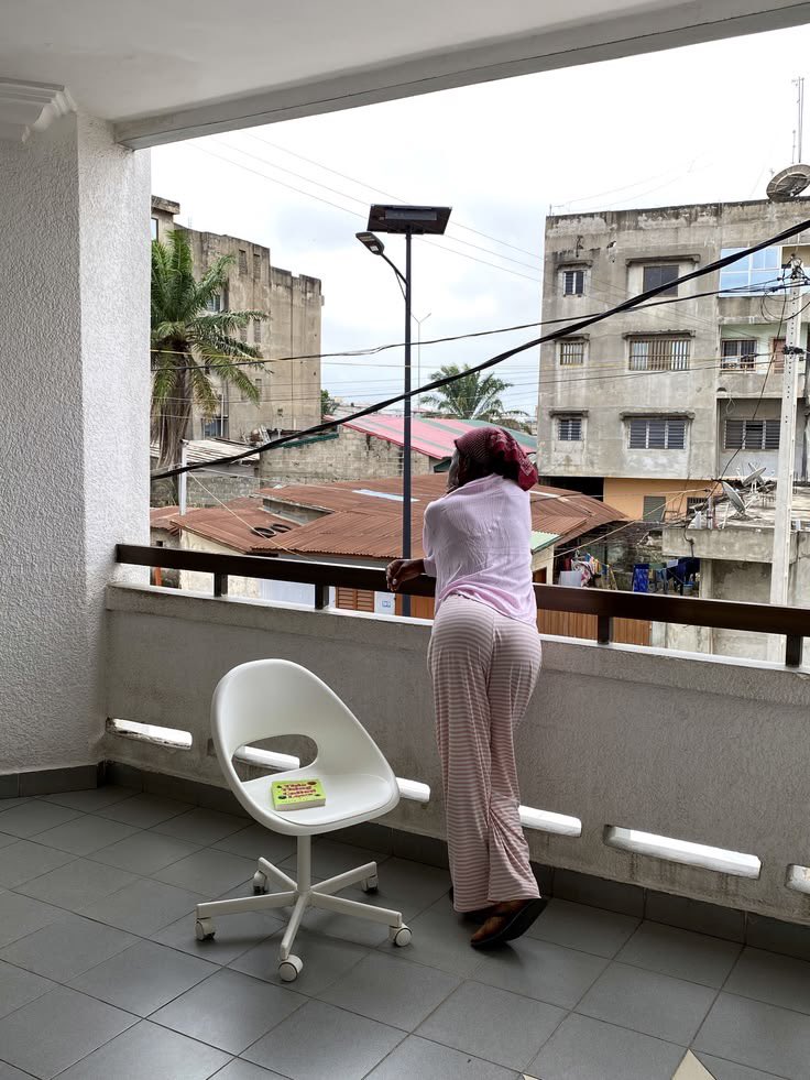 TheoEmeka2's tweet photo. My neighbor just de tempt me every day. 

What should I do guys? I no wan spoil my hand. https://t.co/FYb35s3AmJ