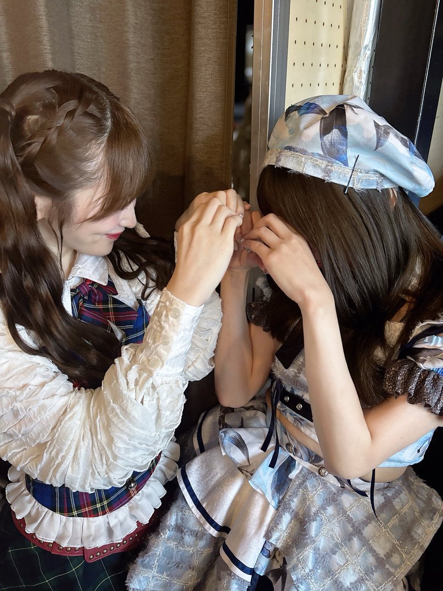 rin__hanasaki's tweet photo. そして！もちゃんーーー！！！！！🌼💛

衛星とカラテアさんの春瀬ももちゃんとお写真撮って頂きました！♡

なんかほんっとにただただリア友なのに、りんがカラテアさん好きすぎて、憧れすぎて、写真撮るときとか手震えてて、びっくりしちゃった🤦🏻‍♀️笑
あんまり時間無いはずだったのに、タイミングよく、じゃんけんの時間待ってる間、いーーーーーっぱい話せて嬉しかった♡昔話いっぱいしました( *¯ ꒳¯*)ｴｯﾍﾝ
写真も撮ってくれてありがとう😭♡

最後のLOVEZさんでのステージ、やっぱりかっこよすぎて、ずっと口空いてたくらいの勢いだし、こんなステージ作れるようになりたいって改めて思った😭😭😭ほんとにかっこよすぎるよ…՞߹ - ߹՞
りんはこんなにかっこいいアイドルさんが、憧れのアイドルさんがこんなに身近に居て、幸せ者です（т-т）💞
これからも大好きです！！！！

またご飯いこ〜(ᐢ ܸ. .ܸ ᐢ)՞ ՞♡