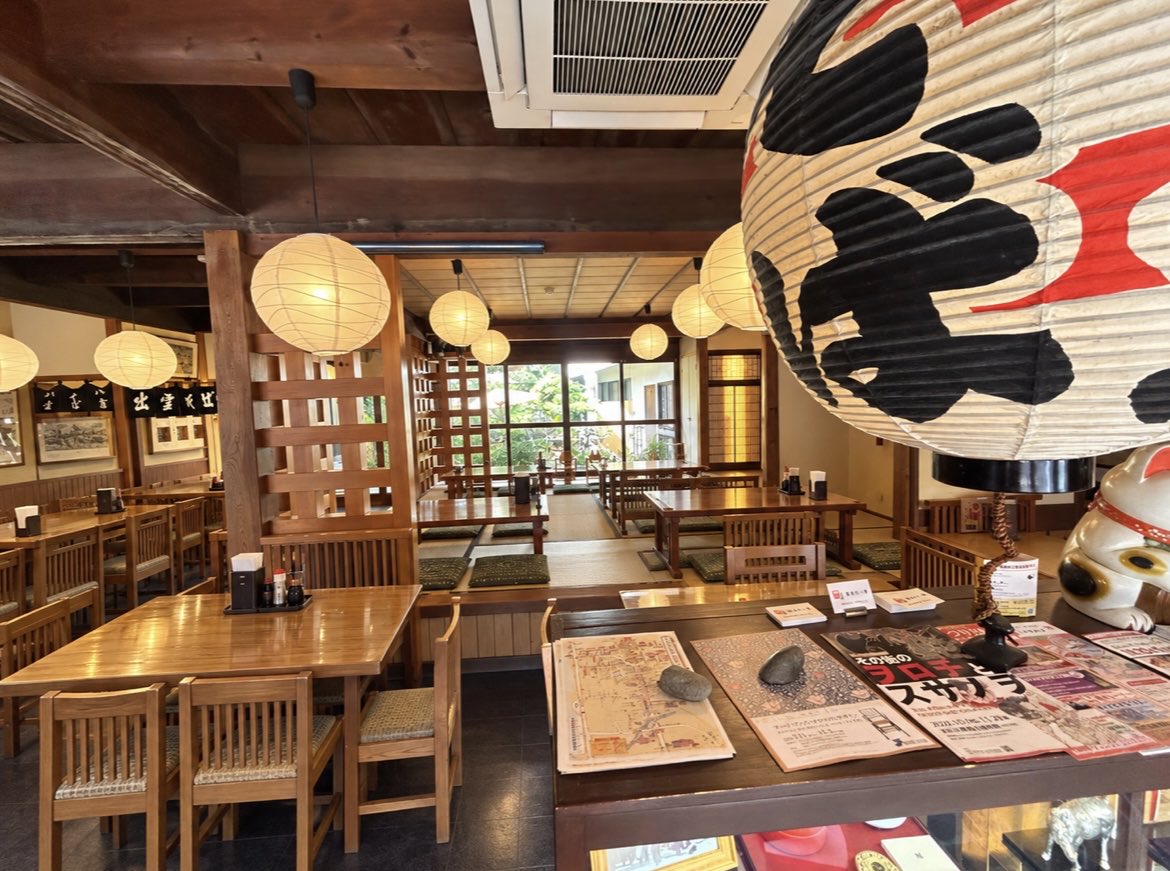 tomashibadaisen's tweet photo. 島根県出雲市の蕎麦屋「八雲」がワンダフル…🐾

歴史を感じる趣ある店構え。三色割子は、卵、とろろ、天かすの三段。コシのあるそばに濃いめのつゆが絡み、まろやか、とろり、香ばしい。一段ごとに違うおいしさで、次の器に箸がのびるわん。出雲では、おいしいご縁も結ばれるわん。 #芝犬旅行記 https://t.co/D2Znja51jR