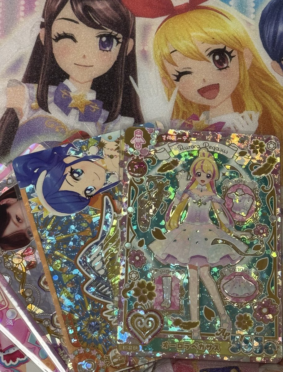 CanMay_5rb's tweet photo. アイカツ！アンコール稼働日！
仕事帰りに足を運んだら当然のように賑わっていたので人の流れが切れたタイミングでカードだけ買ってそそくさと撤収
その甲斐あってフルコーデカードのオーロラペガサスが来てくれた！これで週末から華麗なアイカツリデビューを…えっカード切れでプレイ出来ないんです？ https://t.co/Yij0xiGGVs