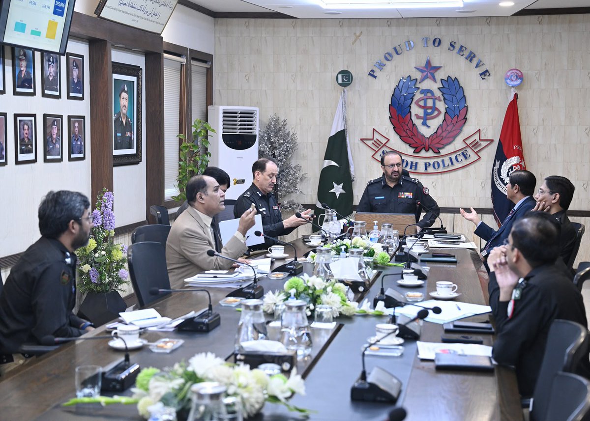 SindhPoliceDMC's tweet photo. آئی جی سندھ جاوید عالم اوڈھو کی زیرِ صدارت منشیات و گٹکا ماوا مافیاز کے خلاف پولیس اقدامات کا جائزہ اجلاس۔
تعلیمی اداروں کے اطراف اور آن لائن منشیات سپلائی کے خلاف کارروائیاں مزید تیز کرنے کی ہدایت۔
#SindhPolice #IGPSindh #AntiDrugOperation #DrugFreeSindh #JavedAlamOdho https://t.co/Kyi4ueyyI7