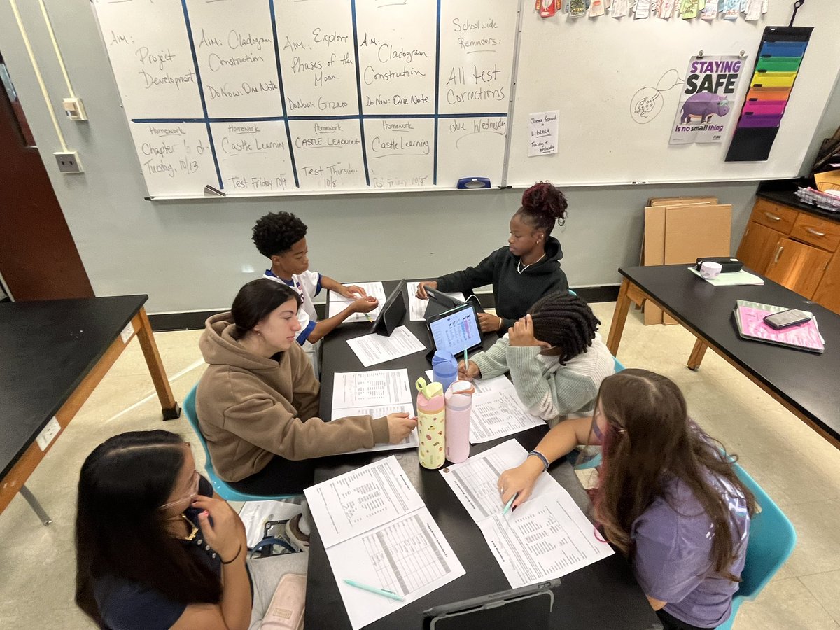 skellyscience's tweet photo. Exploring artificial selection in dogs via our “Puppy Lab” in biology @HTHMiddleSchool  @MalverneSTEM https://t.co/EPPUw05XON