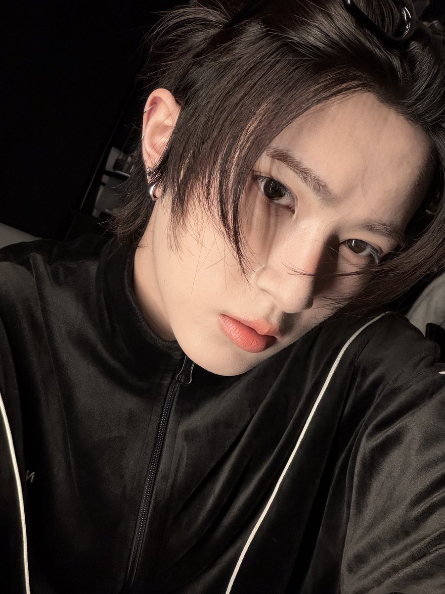 XODIAC_MEMBERS's tweet photo. [#리오] 

🖤 

#XODIAC #소디엑 #LEO #리오 https://t.co/vEY4UeFw8q