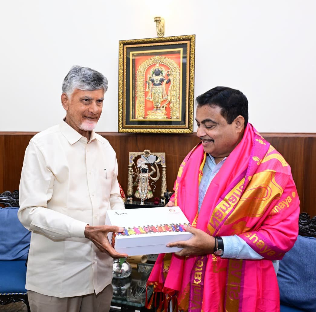 JaiTDP's tweet photo. ఏపీ రాజధాని అమరావతి ఔటర్ రింగ్ రోడ్ నిర్మాణానికి పూర్తి సహకారం అందించాలని కేంద్ర రోడ్డు రవాణా, జాతీయ రహదారుల శాఖ మంత్రి నితిన్ గడ్కరీని ముఖ్యమంత్రి చంద్రబాబు కోరారు. 189 కిలోమీటర్ల పొడవైన ఓఆర్ఆర్ రాజధాని ప్రాంత అభివృద్దికి అత్యంత కీలకం అవుతుందని సీఎం పేర్కొన్నారు.
#CBNInDelhi 
#ChandrababuNaidu