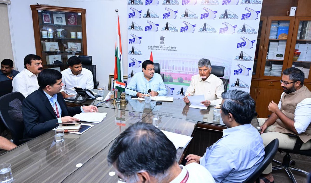 JaiTDP's tweet photo. ఏపీ రాజధాని అమరావతి ఔటర్ రింగ్ రోడ్ నిర్మాణానికి పూర్తి సహకారం అందించాలని కేంద్ర రోడ్డు రవాణా, జాతీయ రహదారుల శాఖ మంత్రి నితిన్ గడ్కరీని ముఖ్యమంత్రి చంద్రబాబు కోరారు. 189 కిలోమీటర్ల పొడవైన ఓఆర్ఆర్ రాజధాని ప్రాంత అభివృద్దికి అత్యంత కీలకం అవుతుందని సీఎం పేర్కొన్నారు.
#CBNInDelhi 
#ChandrababuNaidu