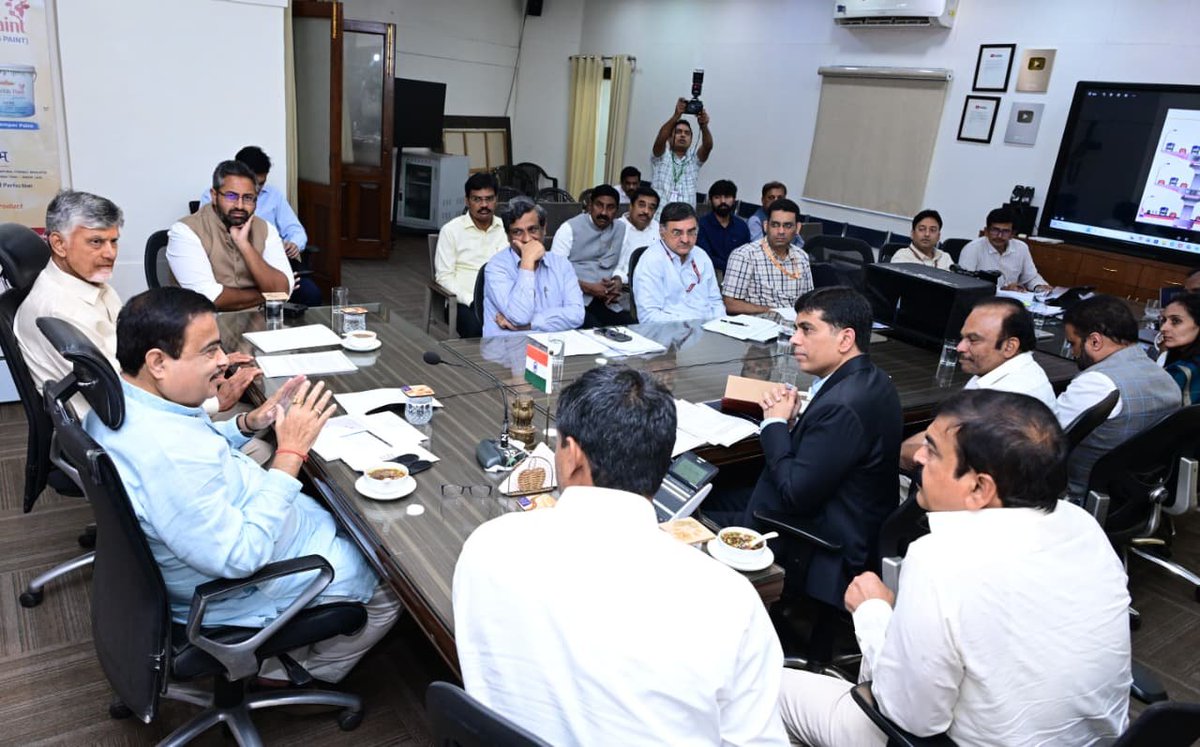 JaiTDP's tweet photo. ఏపీ రాజధాని అమరావతి ఔటర్ రింగ్ రోడ్ నిర్మాణానికి పూర్తి సహకారం అందించాలని కేంద్ర రోడ్డు రవాణా, జాతీయ రహదారుల శాఖ మంత్రి నితిన్ గడ్కరీని ముఖ్యమంత్రి చంద్రబాబు కోరారు. 189 కిలోమీటర్ల పొడవైన ఓఆర్ఆర్ రాజధాని ప్రాంత అభివృద్దికి అత్యంత కీలకం అవుతుందని సీఎం పేర్కొన్నారు.
#CBNInDelhi 
#ChandrababuNaidu