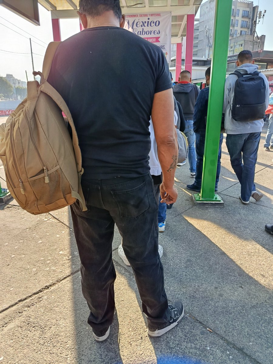 ErendiraLoher's tweet photo. @MetroCDMX Se supone está prohibido fumar en los cETRAM. Pero la PBI de Chapultepec prefiere quitar a los viejitos q venden artesanías a pedirles a los viciosos que apaguen su cigarro para evitar daños a la salud y molestia al resto de los usuarios.el área para fumar es en la estela d luz https://t.co/Zh2dRmeTRx