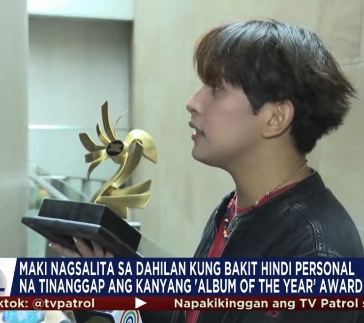 xaechanx's tweet photo. hawak na ni Maki yung award nya😭

eto nanaman si ako na naiiyak nananamn nu ba ‘to😭😭 https://t.co/6ghQssAQ7y