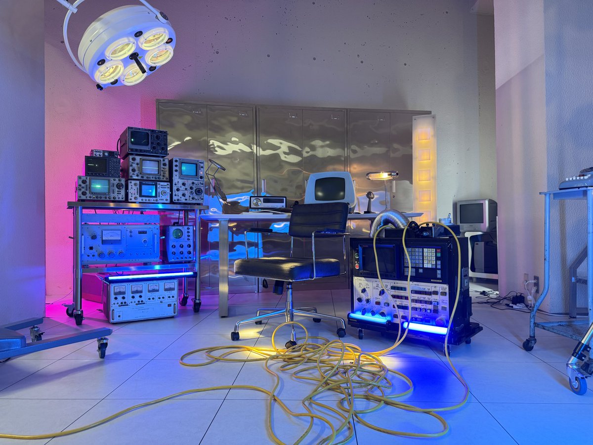 Studio_Podbase's tweet photo. シルバーロッカーに映える、工業用アイテムがだんだん増えてきました🚀

たくさんあるボタンとか計測メーターにロマンを感じます📡

レトロSFにもサイバーな演出にもおすすめスポットです

GRID SPACE旗の台スタジオ https://t.co/jjjNmN9CeT