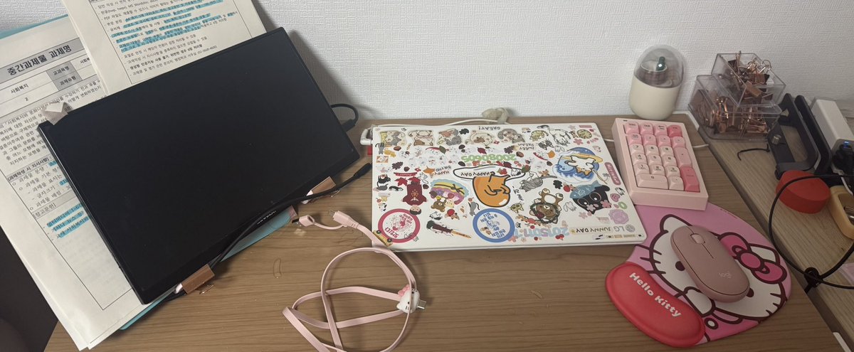 _life_cinnamon's tweet photo. 12일까지 한과목 빼고 마감 칠고 같은데 그 한과목을 추가재출 기간에 엉성하게라도 제출할까 고민중…

그리고 나 지금 겁나 집 치우고 싶은뎈ㅋㅋㅋㅋ 이거 땩 에딧치 증상 공부하기전 책상 정리하는 그거임ㅋㅋ 중간 끝나면 집 왜치워 할게 뻥한 ㅋ https://t.co/IQP8q4inxc