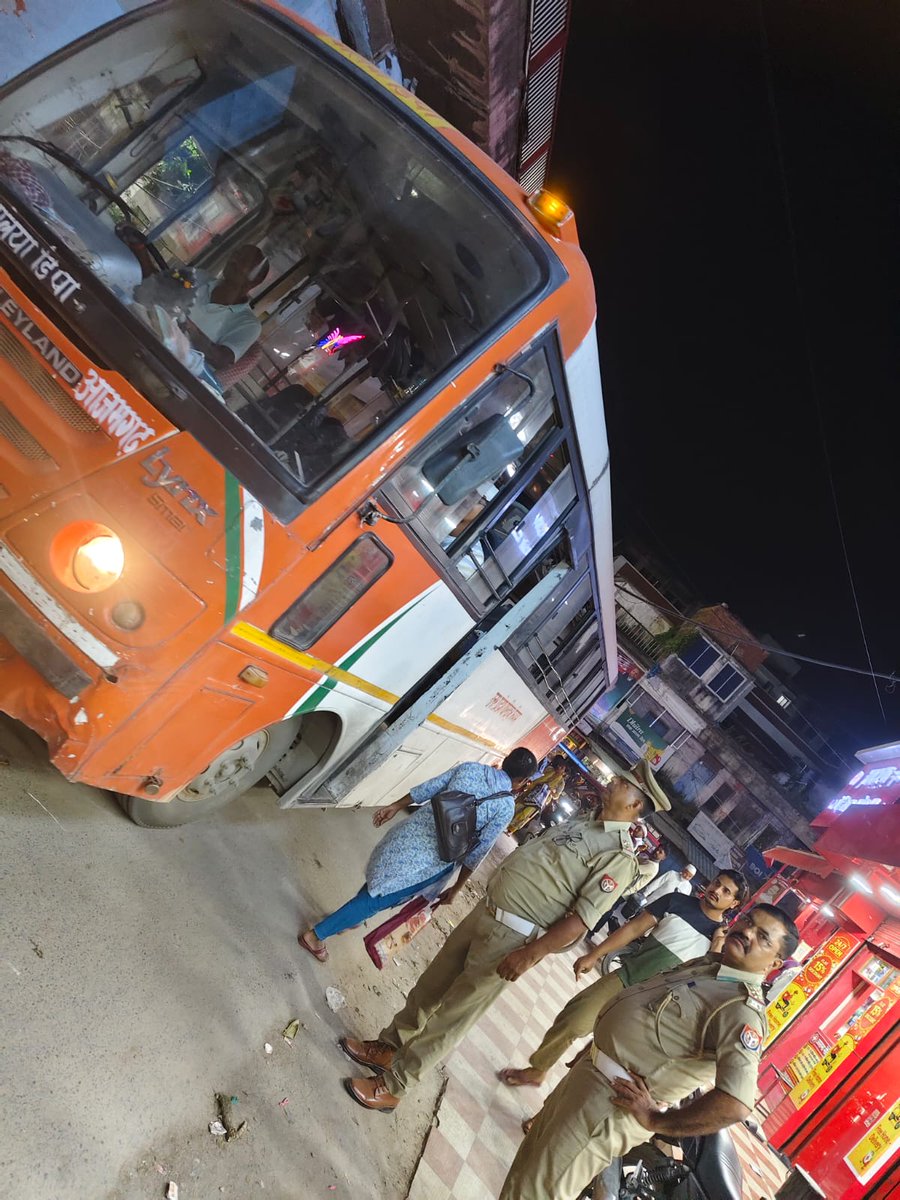 Balliatraffic's tweet photo. यातायात निदेशालय द्वारा चलाये जा रहे #MeetAndGreet अभियान के अन्तर्गत #SPBallia महोदय के निर्देशन में #TrafficePoliceBallia द्वारा रोडवेज बसों के ड्राइबर का ब्रीथ एनालाइजर से #Drinkenendrive चेक करते हुए, सुरक्षा के मानक अग्निशमन व संदिग्ध वस्तओं की चेकिंग की गयी । @balliapolice https://t.co/9jrpfYmU30