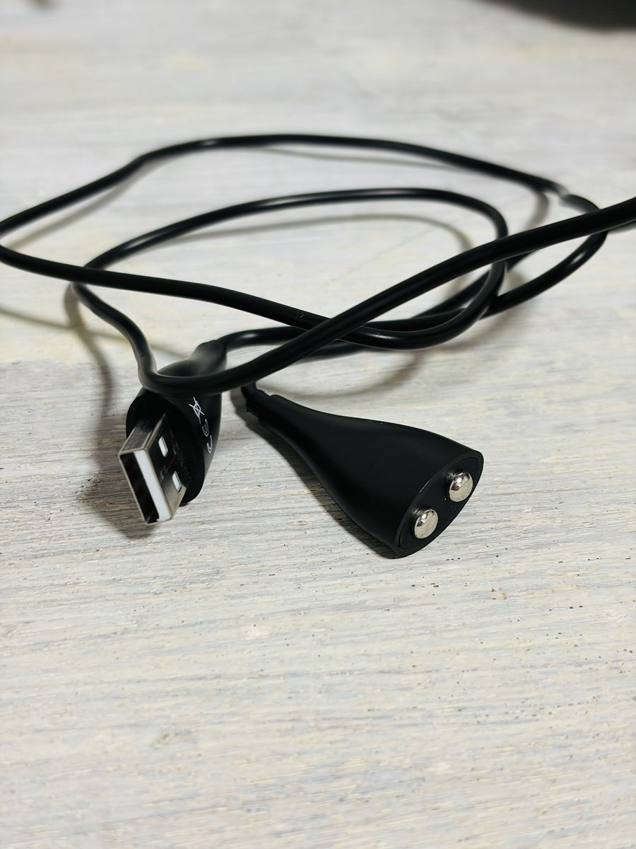 lolock_yakuriii's tweet photo. 機器の性質上（防水）こうする必要があるのは分かるんですけどね、でもこの充電ケーブルが壊れた場合どうするの？
の問いに、本体ごと買い換えではない答えを用意していないのはどうなのよ？
と思ってしまいます△👀 https://t.co/F8F52k3Db5