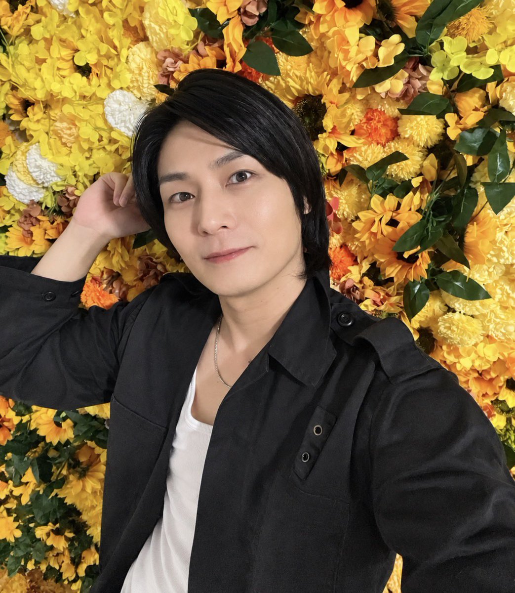 Ren_Official's tweet photo. ゴーステ2026初日無事行われました🌻
永山さんのゴッホの安心感に包まれて鮮やかな時間をお客さんと楽しめました🎨
今日はどんな色になるんだろ？って楽しめながら出来たよ。真剣に観てくれてる空気を感じながら上質な時間を過ごせたと思います🖼️ありがとうございました🟡

#ゴーステ2026 #ghost2026 https://t.co/ZXA8jBdwwS
