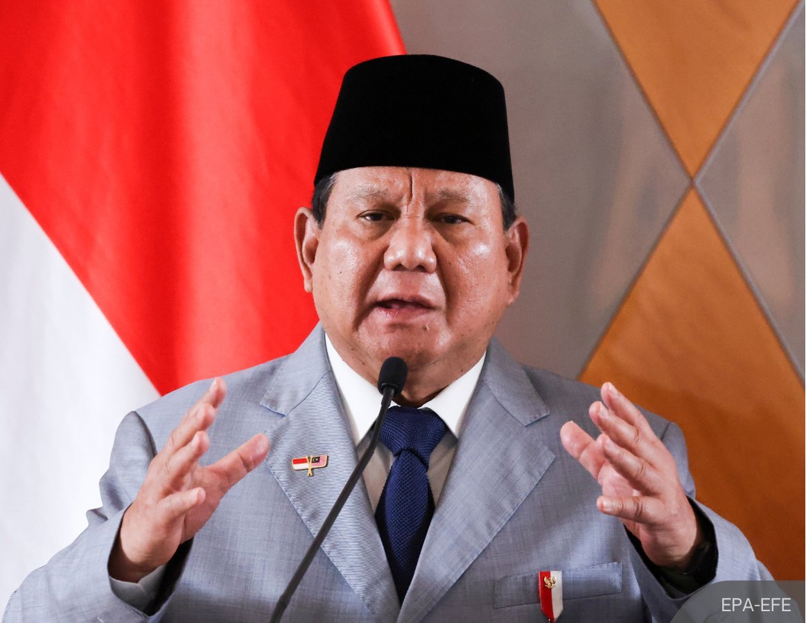 NewsBFM's tweet photo. PM Anwar Ibrahim says he has contacted Indonesian President Prabowo Subianto over the worsening haze affecting Malaysia, caused by forest and land fires in Kalimantan.

Anwar said Prabowo had agreed to take the necessary steps, while Malaysia's foreign and environment ministers had also contacted their Indonesian counterparts.

🧵1