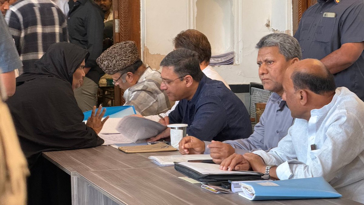 aimim_national's tweet photo. Awaam ki khidmat karne wali jamaat ka naam AIMIM hai, jo saal ke 12 mahine awaam ki khidmat mein haazir rehti hai.

Sadr-e-Majlis Barrister @asadowaisi  Sahab Darussalam, Hyderabad mein AIMIM Floor Leader Janab Akbaruddin Owaisi Sahab, party ke MLAs aur MLC ke sath awaam ki khidmat mein haazir hue aur unke masaail ko suna. 
InshaAllah jald hi tamaam masaail ko hal karne ki poori koshish ki jaayegi.