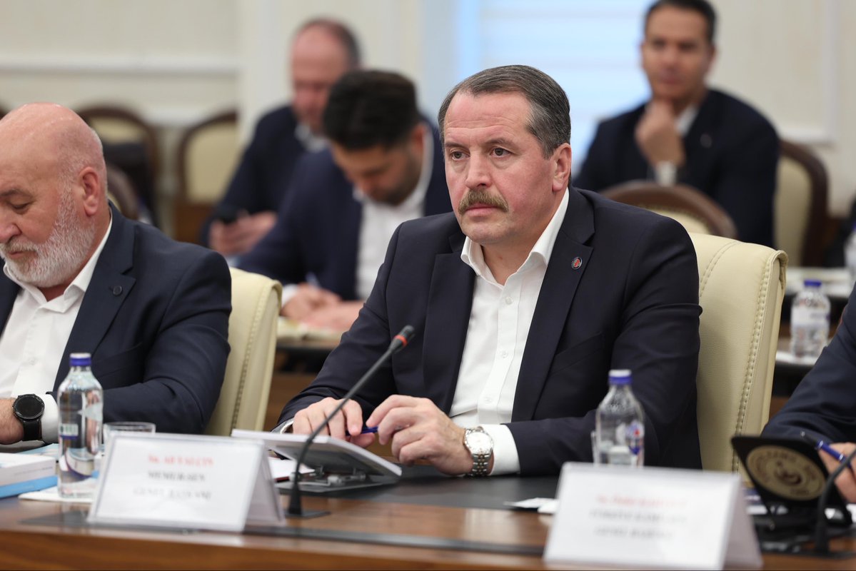 _aliyalcin_'s tweet photo. KPDK MASASI: SORUNLARI ÇÖZECEK İRADEYE SAHİPTİR

Toplu sözleşme masasında “masanın konusu değil” denilerek kapsam dışında bırakılan kamu personel sistemine ilişkin sorunların çözüm merkezi KPDK masasıdır.

Masanın iradesi, yetkisi ve kararlılığı personel sistemindeki sorunları sosyal diyalog mekanizmasıyla çözecek güçtedir. 65 yıllık süreçte yaşanan sorunlar daha fazla ötelenmeden çözüme kavuşturulmalıdır. 

Mali bir külfet doğurmayan, kimi zaman yalnızca basit düzenlemelerle binlerce kamu görevlimizin sorununu çözme imkânımız varken, sorunları halının altına süpürmek; çözüm üretmek yerine sosyal maliyeti büyütmekten başka bir sonuç doğurmuyor.

🔵 Personel sistemine ilişkin sorunları konuşacaksak, önce gömleğin ilk düğmesini doğru iliklemek zorundayız. Çünkü ilk düğme yanlış iliklenirse, sonraki bütün düğmeler yanlış iliklenir. Ülkemizde “mülakat mağdurları” diye bir grubun varlığının bulunması ülkemizin büyüklüğüne ve gücüne yakışmamaktadır. 

🔵 Onun için mülakat tamamen kaldırılmalı, başarıyı esas alacak şekilde branş zenginleştirilmeli, alan içerikleri genişletilmeli, mesleki bilgi ve beceriyi ölçen liyakat esaslı objektif sistem hayata geçirilmelidir.

🔵 İstihdam türündeki çeşitlilik son bulmalı, sözleşmelilik tarihe karışmalı, kadrolu istihdam esas olmalıdır. Anayasa’nın amir hükmü karşılığını bulmalı, asli ve sürekli işler memur eliyle görülmelidir. 

🔵 Kamu görevlilerimizin hakları, yasakları, ödev ve sorumlulukları yeniden düzenlenmeli; siyaset yasağı kaldırılmalı, eylem yasağı sonlandırılmalı ve grev hakkı verilmelidir. 

🔵 Disiplin suç ve cezaları yeniden düzenlenmeli, disiplin affı çıkarılmalı, uygulamadaki boşluklar giderilmeli, soruşturmayı kimlerin yapabileceği düzenlenmeli, keyfi tutumlar engellenmelidir.