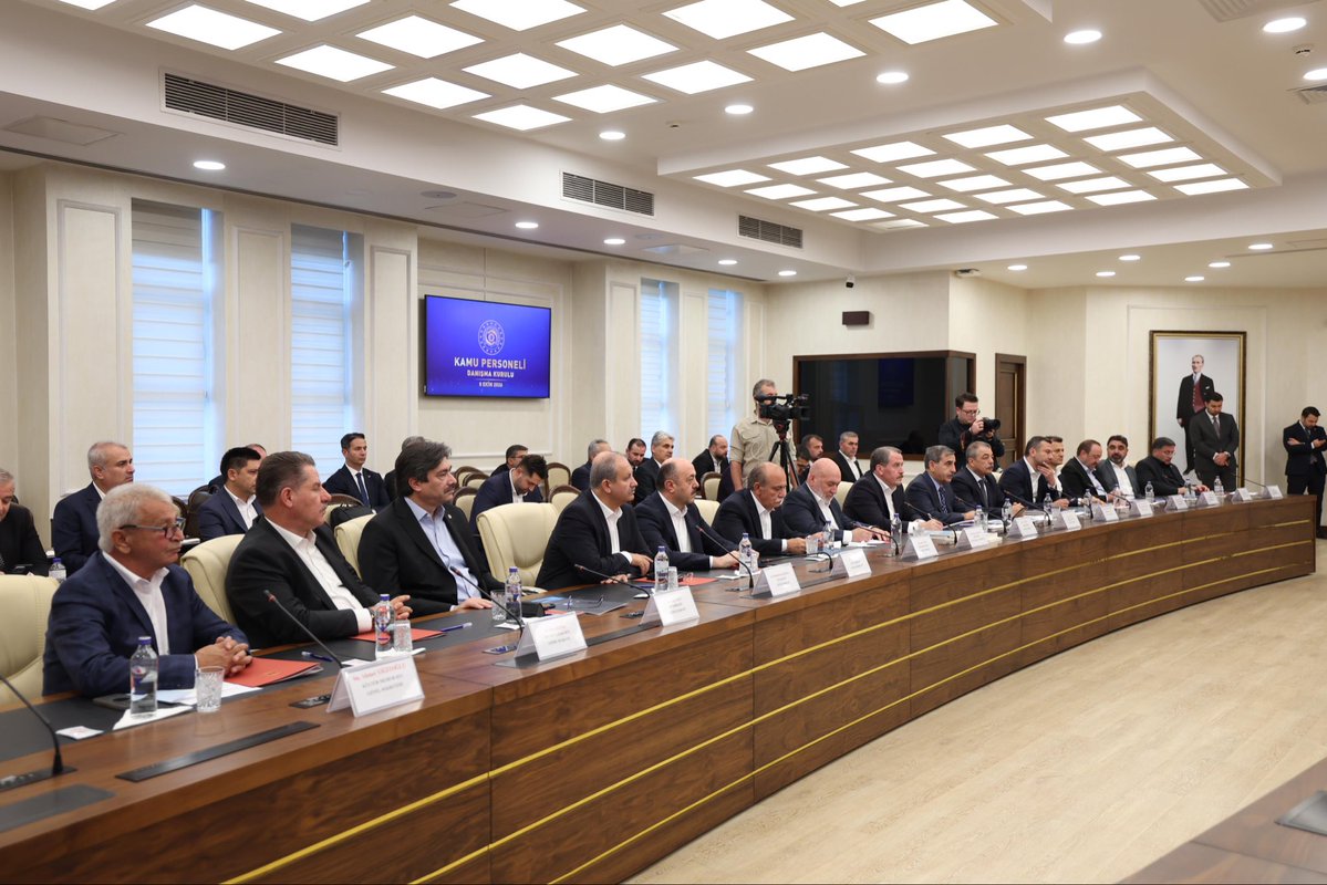 _aliyalcin_'s tweet photo. KPDK MASASI: SORUNLARI ÇÖZECEK İRADEYE SAHİPTİR

Toplu sözleşme masasında “masanın konusu değil” denilerek kapsam dışında bırakılan kamu personel sistemine ilişkin sorunların çözüm merkezi KPDK masasıdır.

Masanın iradesi, yetkisi ve kararlılığı personel sistemindeki sorunları sosyal diyalog mekanizmasıyla çözecek güçtedir. 65 yıllık süreçte yaşanan sorunlar daha fazla ötelenmeden çözüme kavuşturulmalıdır. 

Mali bir külfet doğurmayan, kimi zaman yalnızca basit düzenlemelerle binlerce kamu görevlimizin sorununu çözme imkânımız varken, sorunları halının altına süpürmek; çözüm üretmek yerine sosyal maliyeti büyütmekten başka bir sonuç doğurmuyor.

🔵 Personel sistemine ilişkin sorunları konuşacaksak, önce gömleğin ilk düğmesini doğru iliklemek zorundayız. Çünkü ilk düğme yanlış iliklenirse, sonraki bütün düğmeler yanlış iliklenir. Ülkemizde “mülakat mağdurları” diye bir grubun varlığının bulunması ülkemizin büyüklüğüne ve gücüne yakışmamaktadır. 

🔵 Onun için mülakat tamamen kaldırılmalı, başarıyı esas alacak şekilde branş zenginleştirilmeli, alan içerikleri genişletilmeli, mesleki bilgi ve beceriyi ölçen liyakat esaslı objektif sistem hayata geçirilmelidir.

🔵 İstihdam türündeki çeşitlilik son bulmalı, sözleşmelilik tarihe karışmalı, kadrolu istihdam esas olmalıdır. Anayasa’nın amir hükmü karşılığını bulmalı, asli ve sürekli işler memur eliyle görülmelidir. 

🔵 Kamu görevlilerimizin hakları, yasakları, ödev ve sorumlulukları yeniden düzenlenmeli; siyaset yasağı kaldırılmalı, eylem yasağı sonlandırılmalı ve grev hakkı verilmelidir. 

🔵 Disiplin suç ve cezaları yeniden düzenlenmeli, disiplin affı çıkarılmalı, uygulamadaki boşluklar giderilmeli, soruşturmayı kimlerin yapabileceği düzenlenmeli, keyfi tutumlar engellenmelidir.