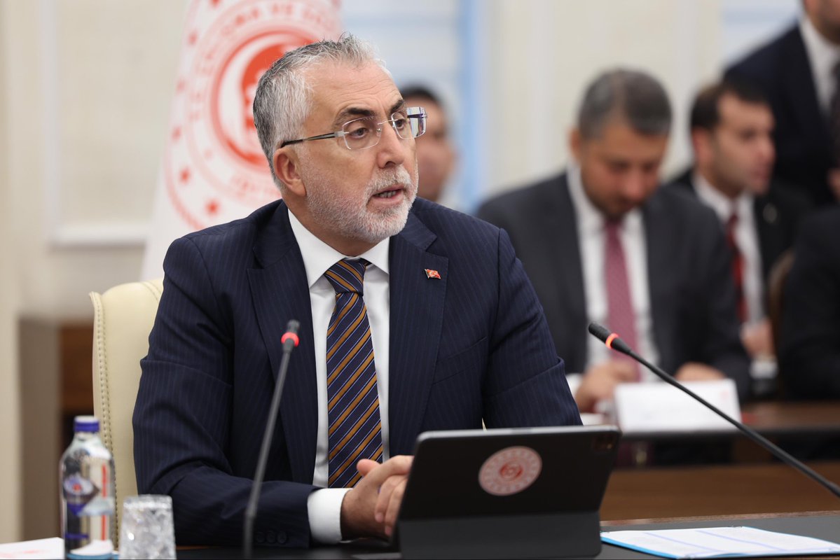 _aliyalcin_'s tweet photo. KPDK MASASI: SORUNLARI ÇÖZECEK İRADEYE SAHİPTİR

Toplu sözleşme masasında “masanın konusu değil” denilerek kapsam dışında bırakılan kamu personel sistemine ilişkin sorunların çözüm merkezi KPDK masasıdır.

Masanın iradesi, yetkisi ve kararlılığı personel sistemindeki sorunları sosyal diyalog mekanizmasıyla çözecek güçtedir. 65 yıllık süreçte yaşanan sorunlar daha fazla ötelenmeden çözüme kavuşturulmalıdır. 

Mali bir külfet doğurmayan, kimi zaman yalnızca basit düzenlemelerle binlerce kamu görevlimizin sorununu çözme imkânımız varken, sorunları halının altına süpürmek; çözüm üretmek yerine sosyal maliyeti büyütmekten başka bir sonuç doğurmuyor.

🔵 Personel sistemine ilişkin sorunları konuşacaksak, önce gömleğin ilk düğmesini doğru iliklemek zorundayız. Çünkü ilk düğme yanlış iliklenirse, sonraki bütün düğmeler yanlış iliklenir. Ülkemizde “mülakat mağdurları” diye bir grubun varlığının bulunması ülkemizin büyüklüğüne ve gücüne yakışmamaktadır. 

🔵 Onun için mülakat tamamen kaldırılmalı, başarıyı esas alacak şekilde branş zenginleştirilmeli, alan içerikleri genişletilmeli, mesleki bilgi ve beceriyi ölçen liyakat esaslı objektif sistem hayata geçirilmelidir.

🔵 İstihdam türündeki çeşitlilik son bulmalı, sözleşmelilik tarihe karışmalı, kadrolu istihdam esas olmalıdır. Anayasa’nın amir hükmü karşılığını bulmalı, asli ve sürekli işler memur eliyle görülmelidir. 

🔵 Kamu görevlilerimizin hakları, yasakları, ödev ve sorumlulukları yeniden düzenlenmeli; siyaset yasağı kaldırılmalı, eylem yasağı sonlandırılmalı ve grev hakkı verilmelidir. 

🔵 Disiplin suç ve cezaları yeniden düzenlenmeli, disiplin affı çıkarılmalı, uygulamadaki boşluklar giderilmeli, soruşturmayı kimlerin yapabileceği düzenlenmeli, keyfi tutumlar engellenmelidir.