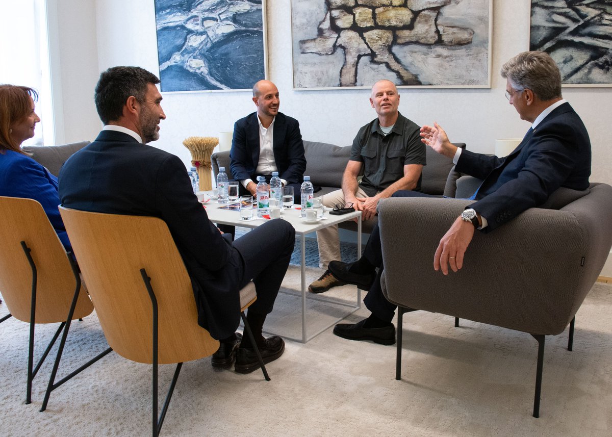 AndrejPlenkovic's tweet photo. S Joeom De Senom, američkim poduzetnikom, sportašem i osnivačem globalnog brenda @SpartanRace, sastali smo se ususret održavanja trećeg po redu Spartanovog Svjetskog prvenstva u utrkama s preprekama na Hvaru.

Ova prestižna sportska manifestacija okupit će više od 4 tisuće sudionika iz više od 60 zemalja, uz prijenos na gotovo 30 međunarodnih televizijskih postaja. Spartan Svjetsko prvenstvo doprinosi i turističkom razvoju Hvara, Splitsko-dalmatinske županije i Hrvatske, kao i promociji 🇭🇷 na globalnoj razini.

Svim natjecateljima želimo ugodan boravak na Hvaru i puno uspjeha u zahtjevnim utrkama koje ih iščekuju!